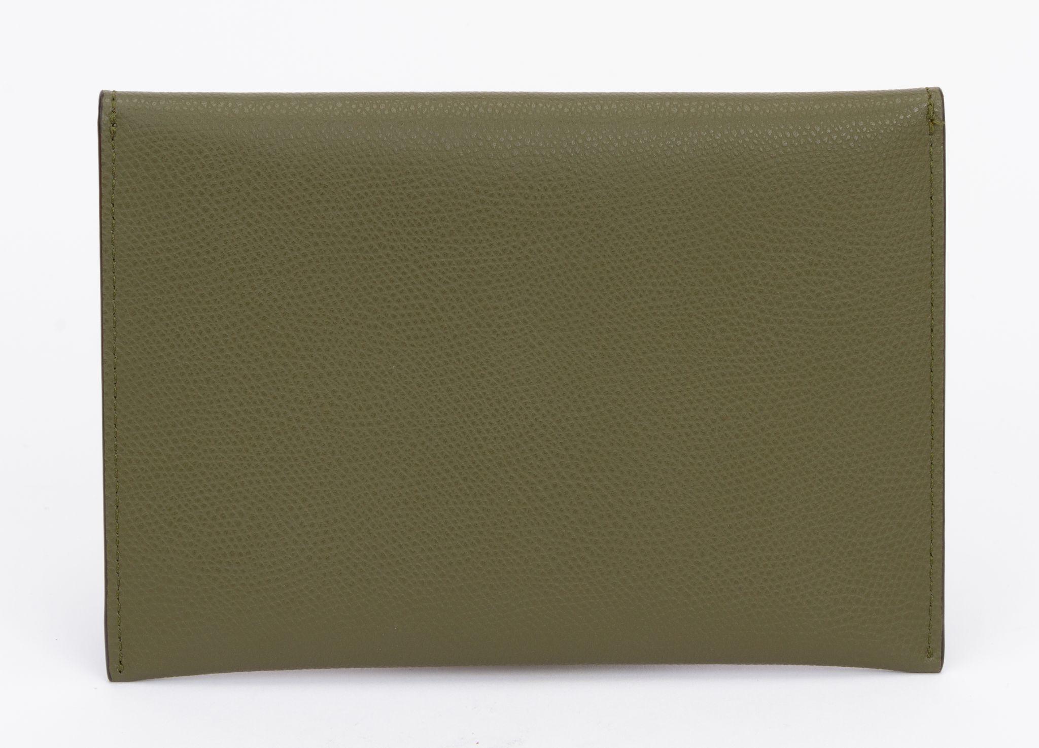 Fendi Envelope Pouch Grün Medium Neu in Box (Braun) im Angebot