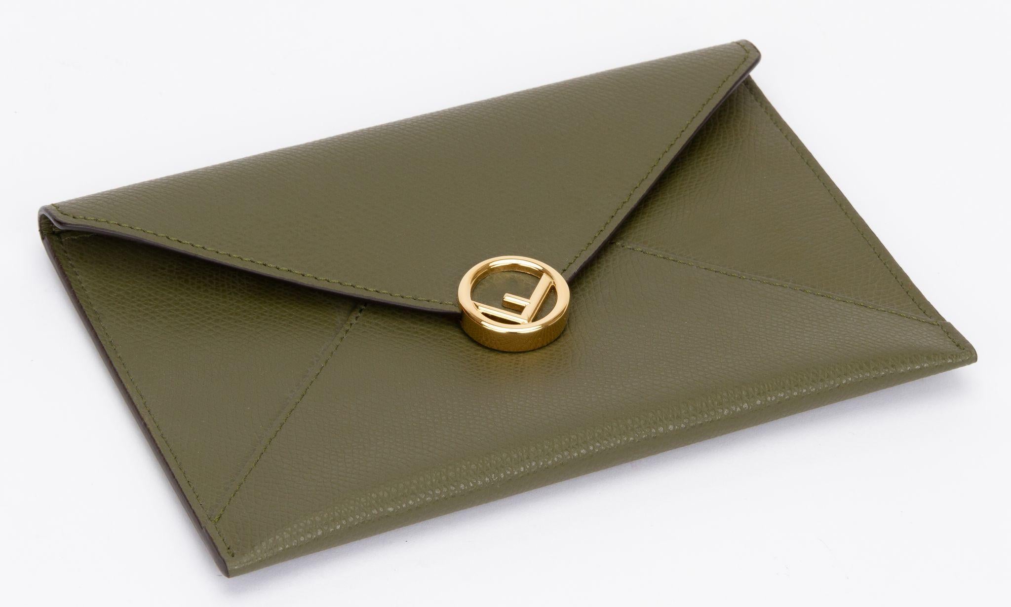 Fendi Envelope Pouch Grün Medium Neu in Box im Zustand „Neu“ im Angebot in West Hollywood, CA