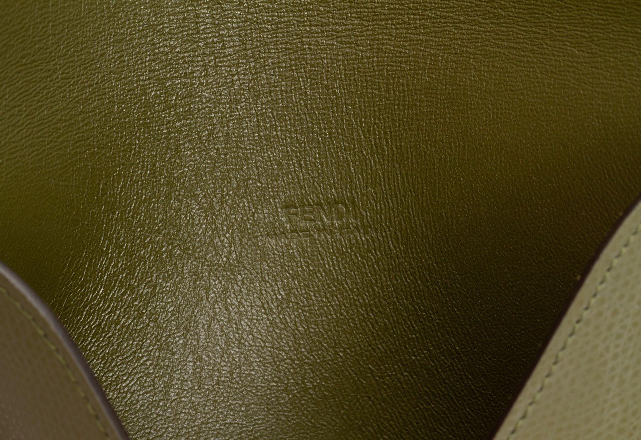 Fendi Envelope Pouch Grün Medium Neu in Box im Angebot 1