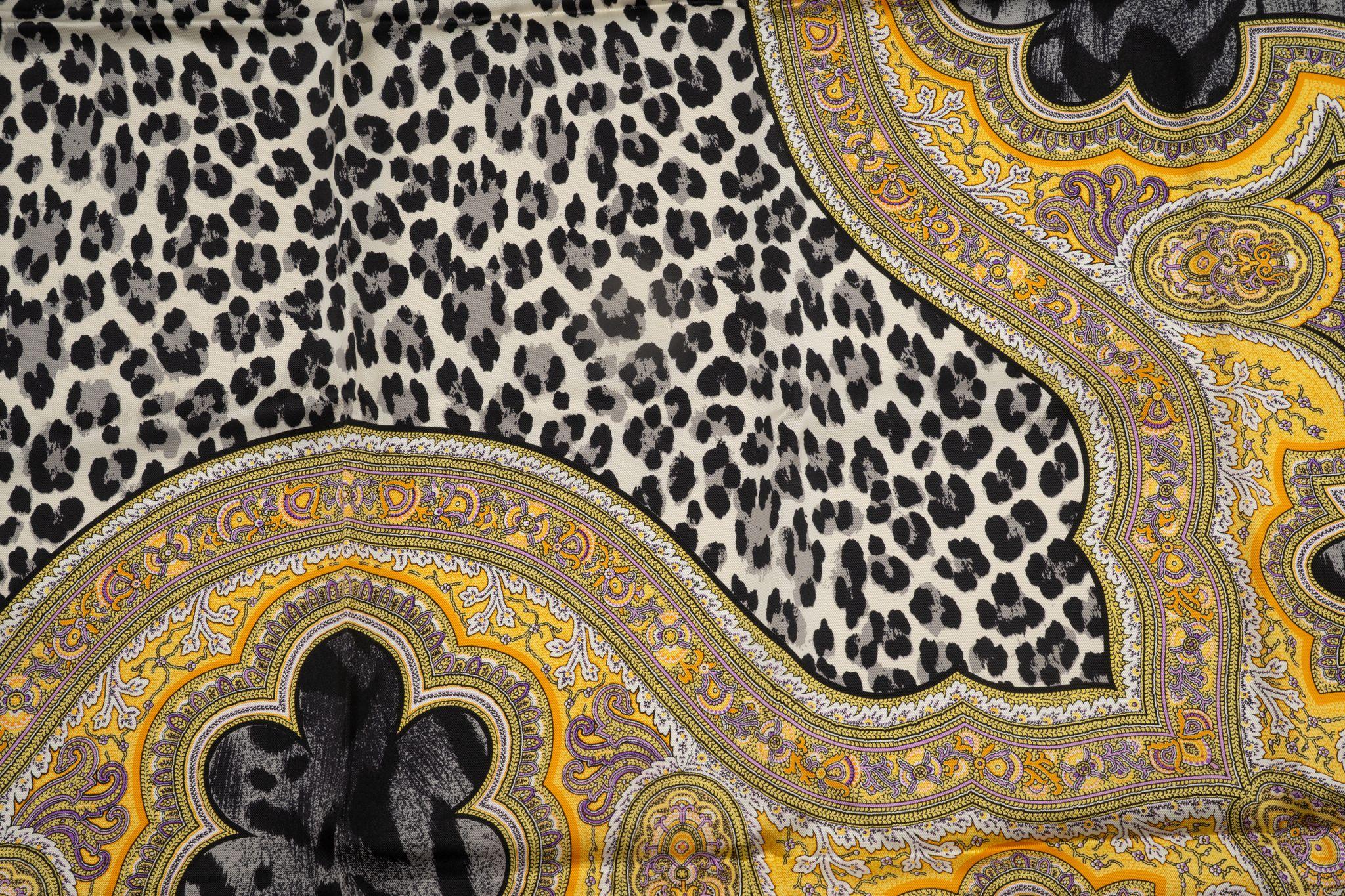 Donna Scialle in seta di Versace con Medusa e Leopardo in vendita