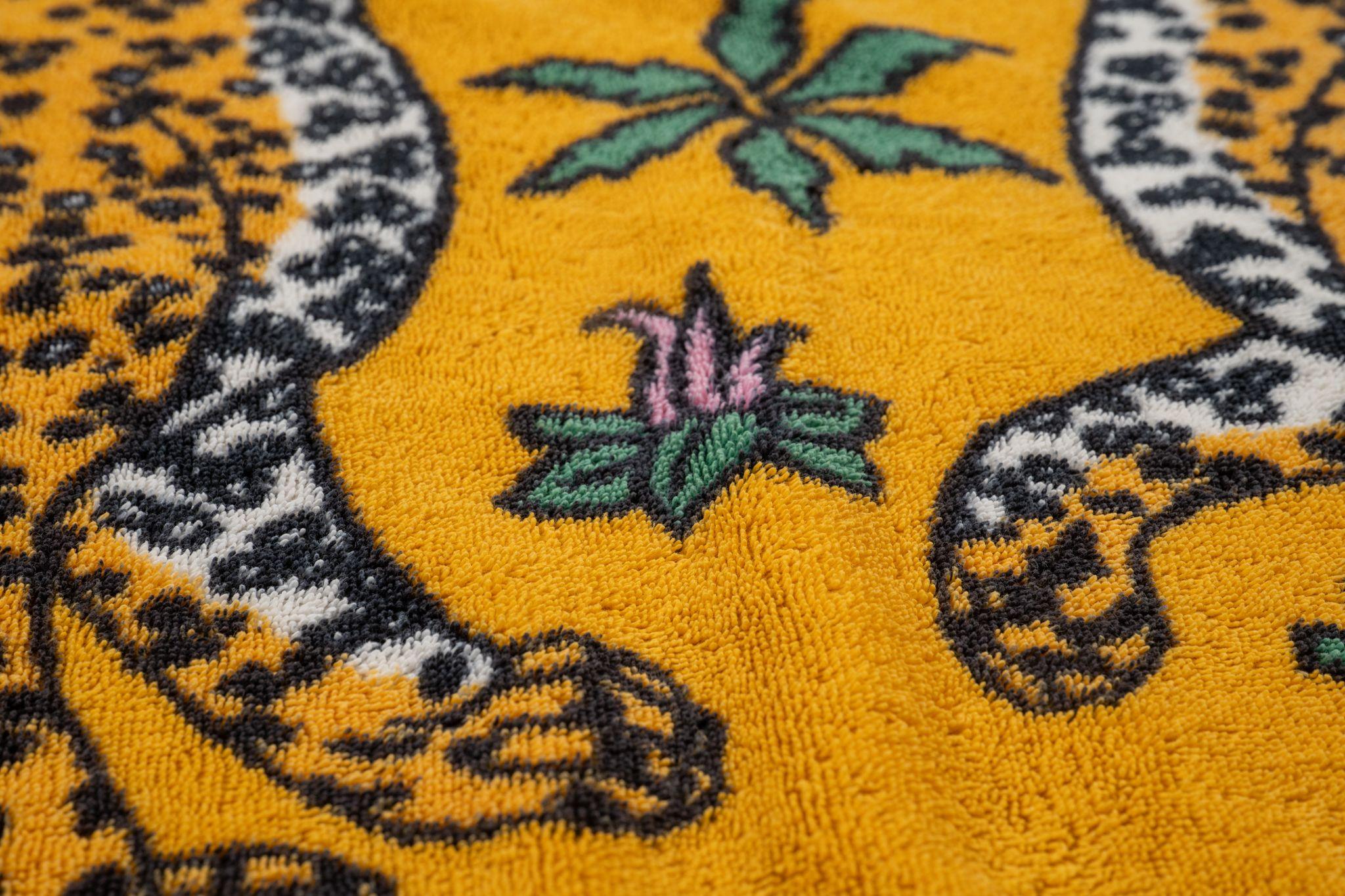 Marron Serviette de plage en léopard Hermès en vente