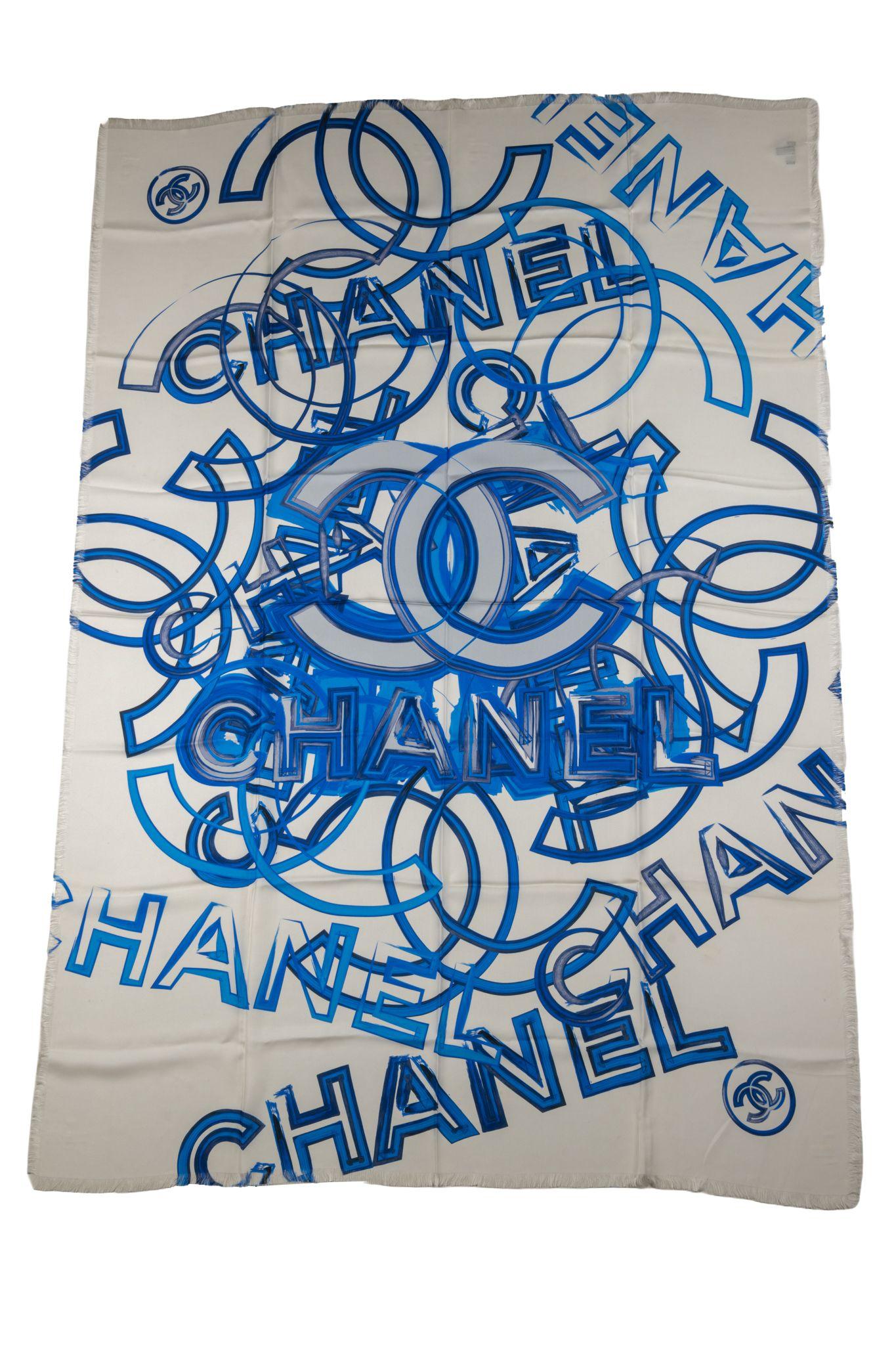 La sciarpa Chanel Graffiti Silk Wrap/Shawl è realizzata in 100% seta nei colori blu e bianco. Oversize in condizioni di assoluta novità.
