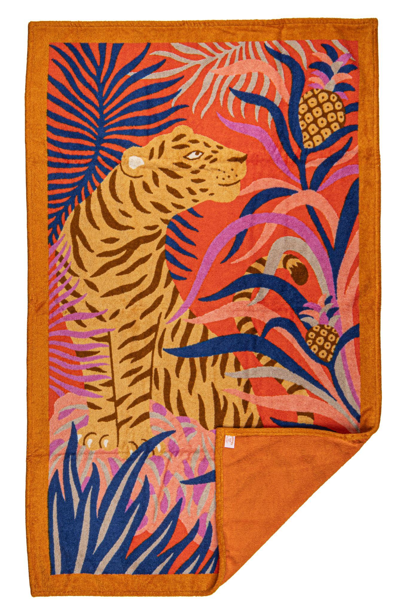 Cette serviette de plage Tigre a l'Ananas en tissu éponge 100 % coton présente un motif de tigre sur fond orange uni, dessiné par Stéfany Devaux Bellamy. Neuf et inutilisé.