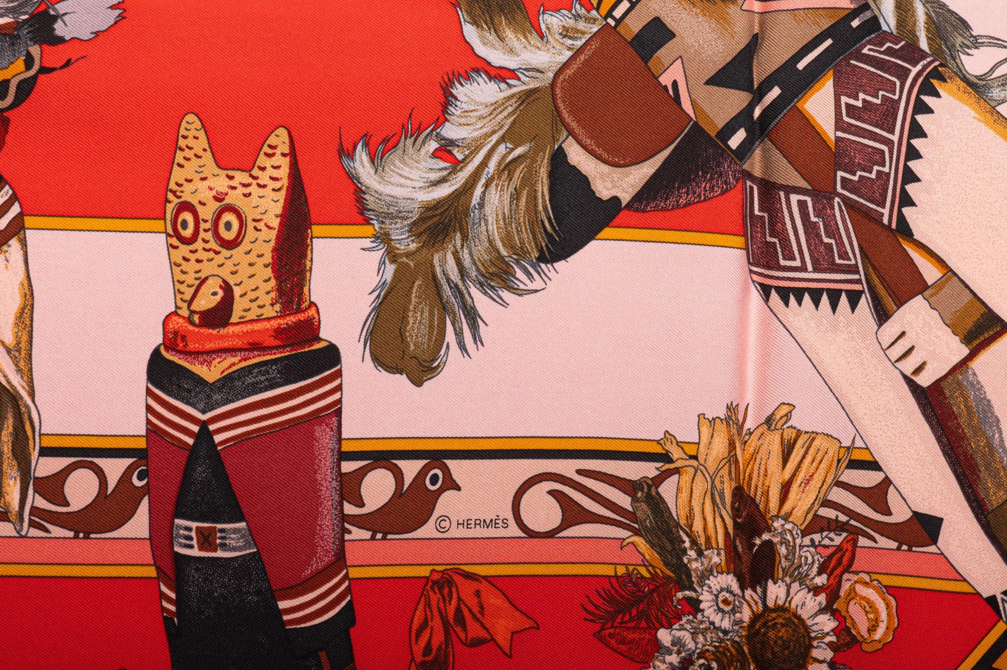 Écharpe en soie rouge Kachinas d'Hermès par Kermit Oliver Excellent état - En vente à West Hollywood, CA