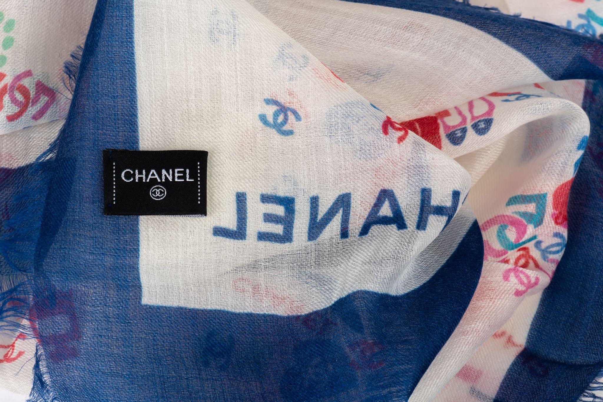 Chal de cachemira Chanel new lettering en blanco y azul . Etiqueta de cuidado original.