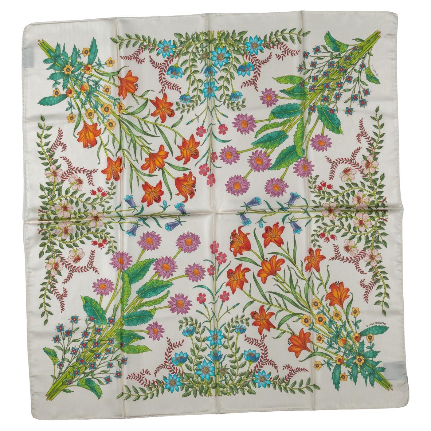 GUCCI New Flora Print Seidenschal im Angebot