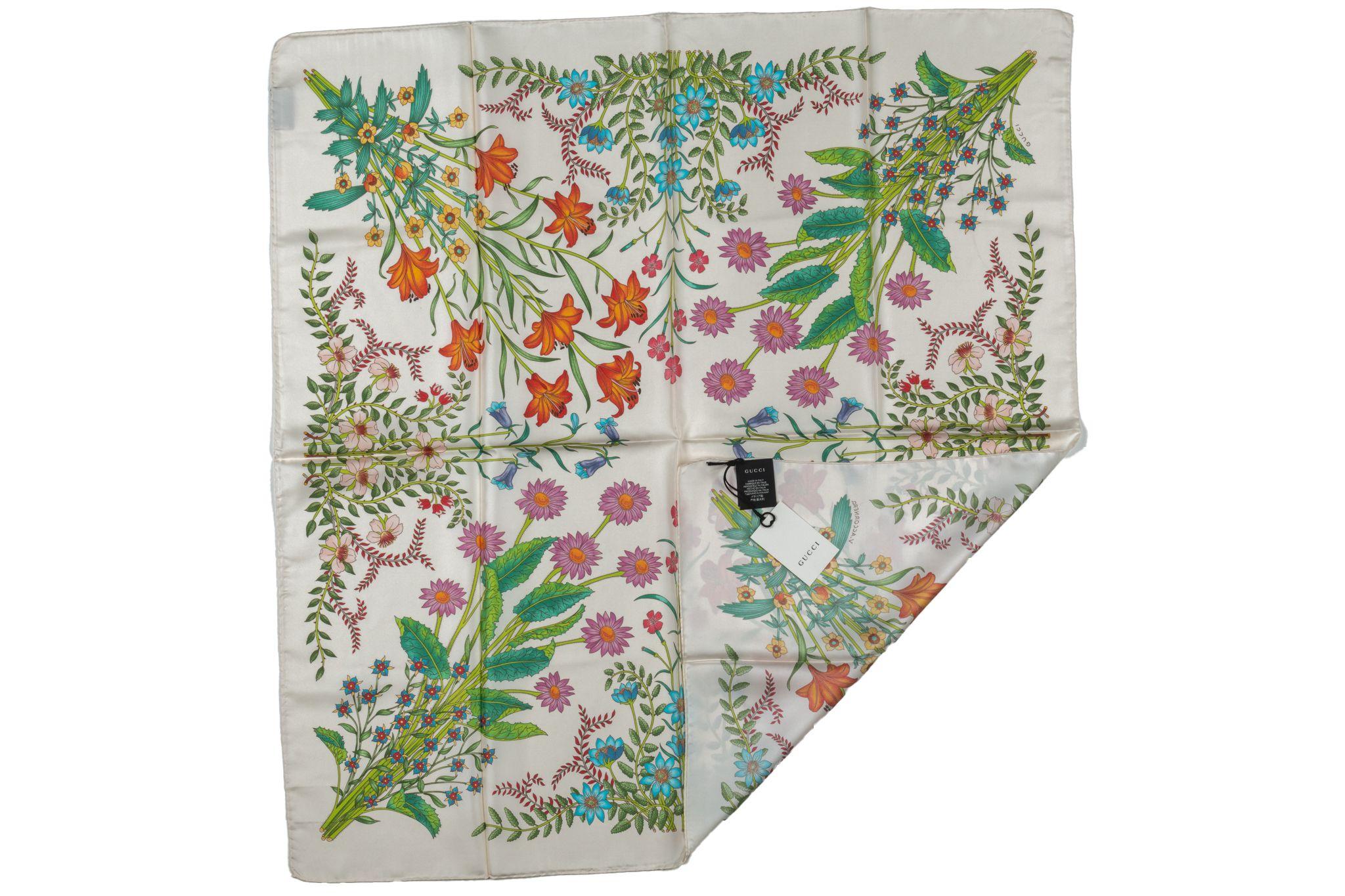 GUCCI New Flora Print Seidenschal in Elfenbein. Das Muster zeigt verschiedene Blumenarrangements. Das Stück ist in ungetragenem Zustand.