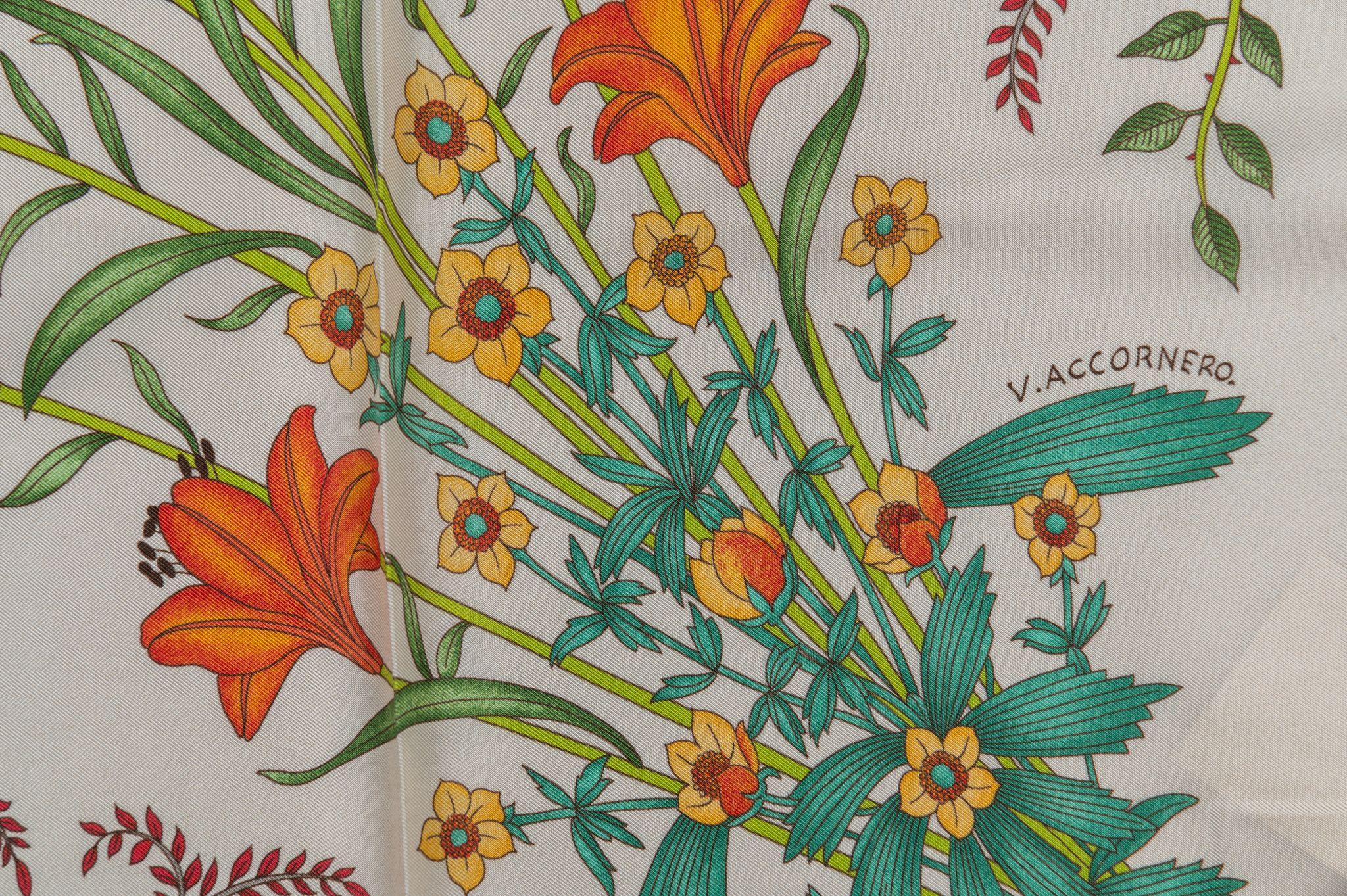 GUCCI New Flora Print Seidenschal im Zustand „Neu“ im Angebot in West Hollywood, CA