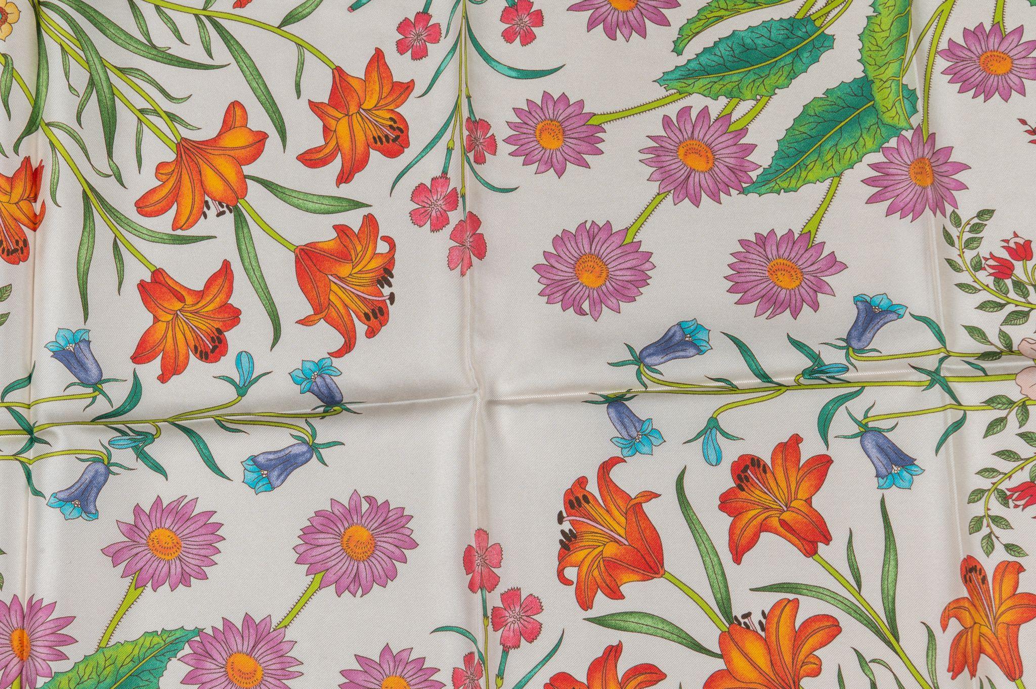 GUCCI New Flora Print Seidenschal Damen im Angebot