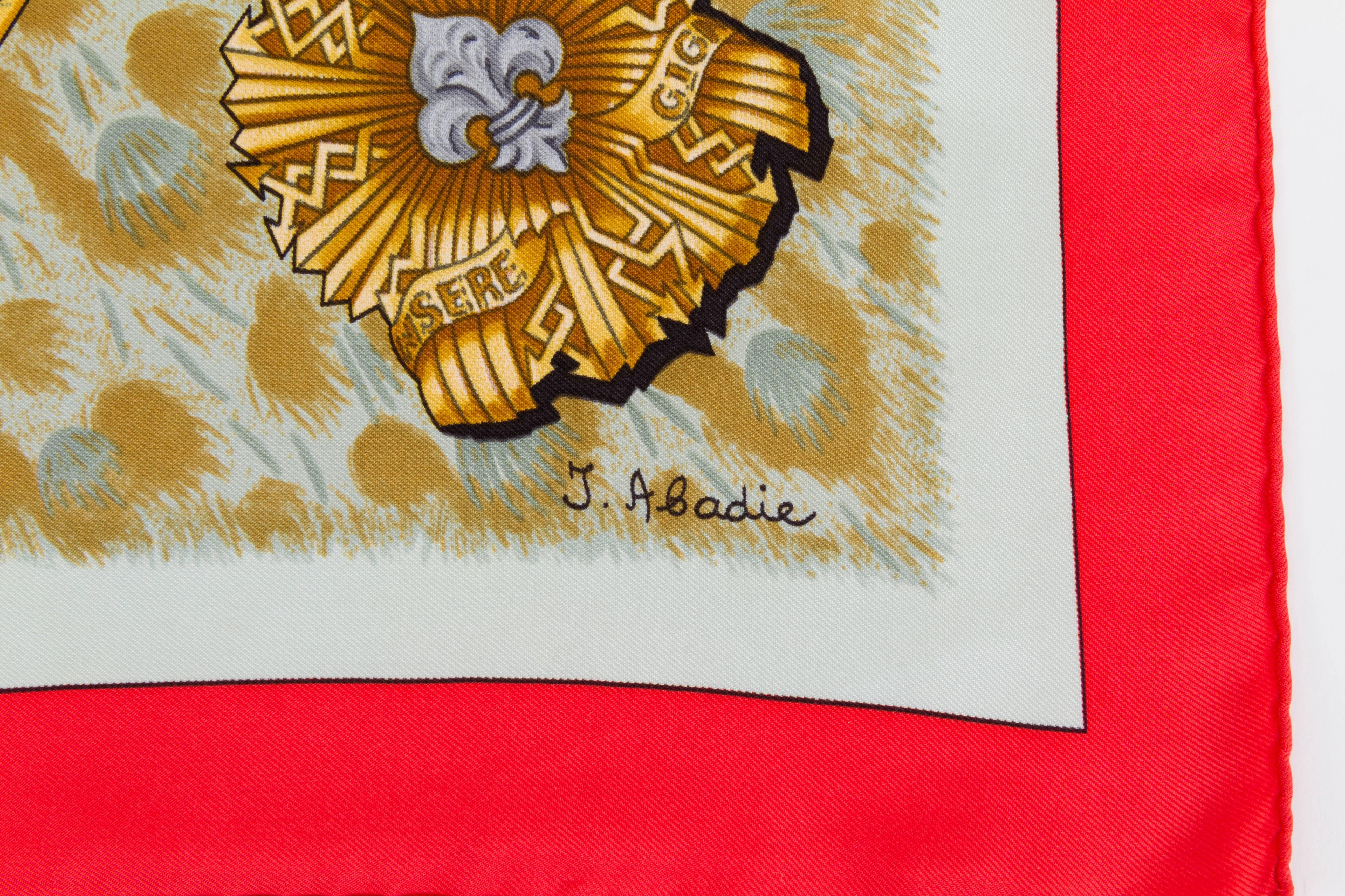 Beige Echarpe en soie rouge Casques et Plumets Hermes en vente