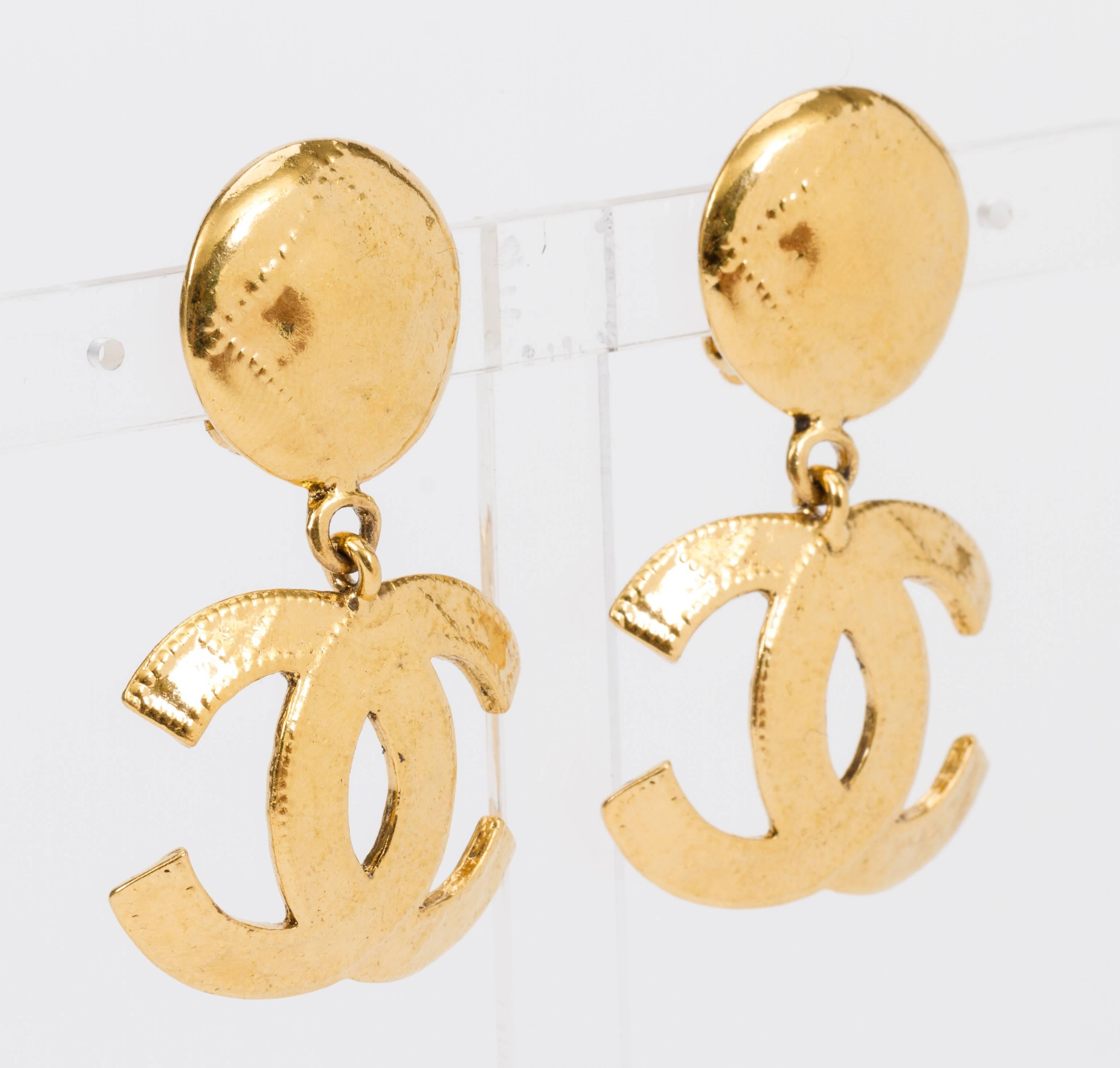Chanel quilted shiny cc logo dangle clip earrings. Collection spring 94. Come with original box.