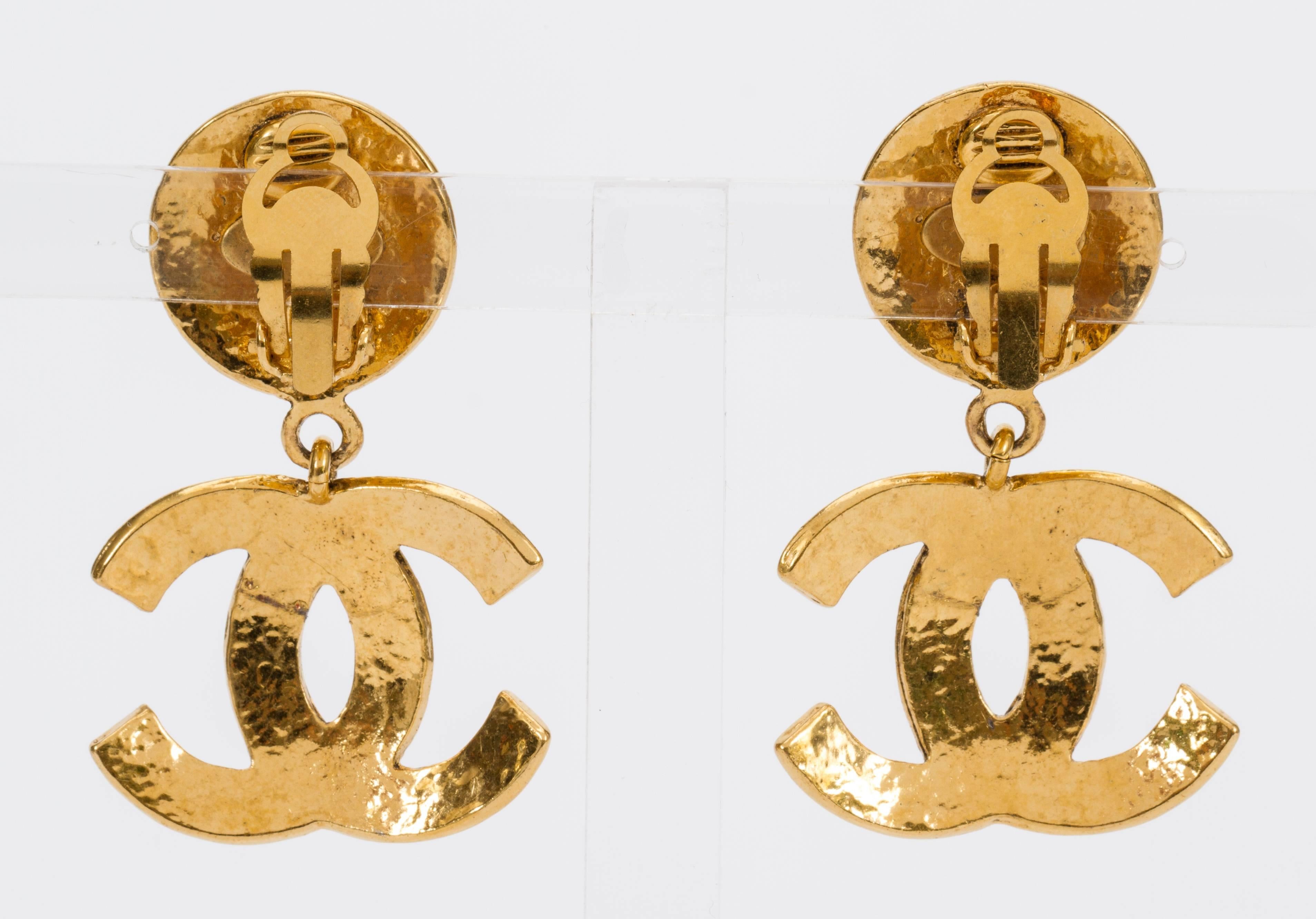 1990's Chanel Gold Quilted CC Dangle Earrings In Excellent Condition In West Hollywood, CA