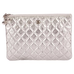 Bolso de mano arrugado metalizado de Chanel