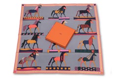 Foulard en soie gris « A Tout Allure » d'Hermès, neuf dans son emballage d'origine