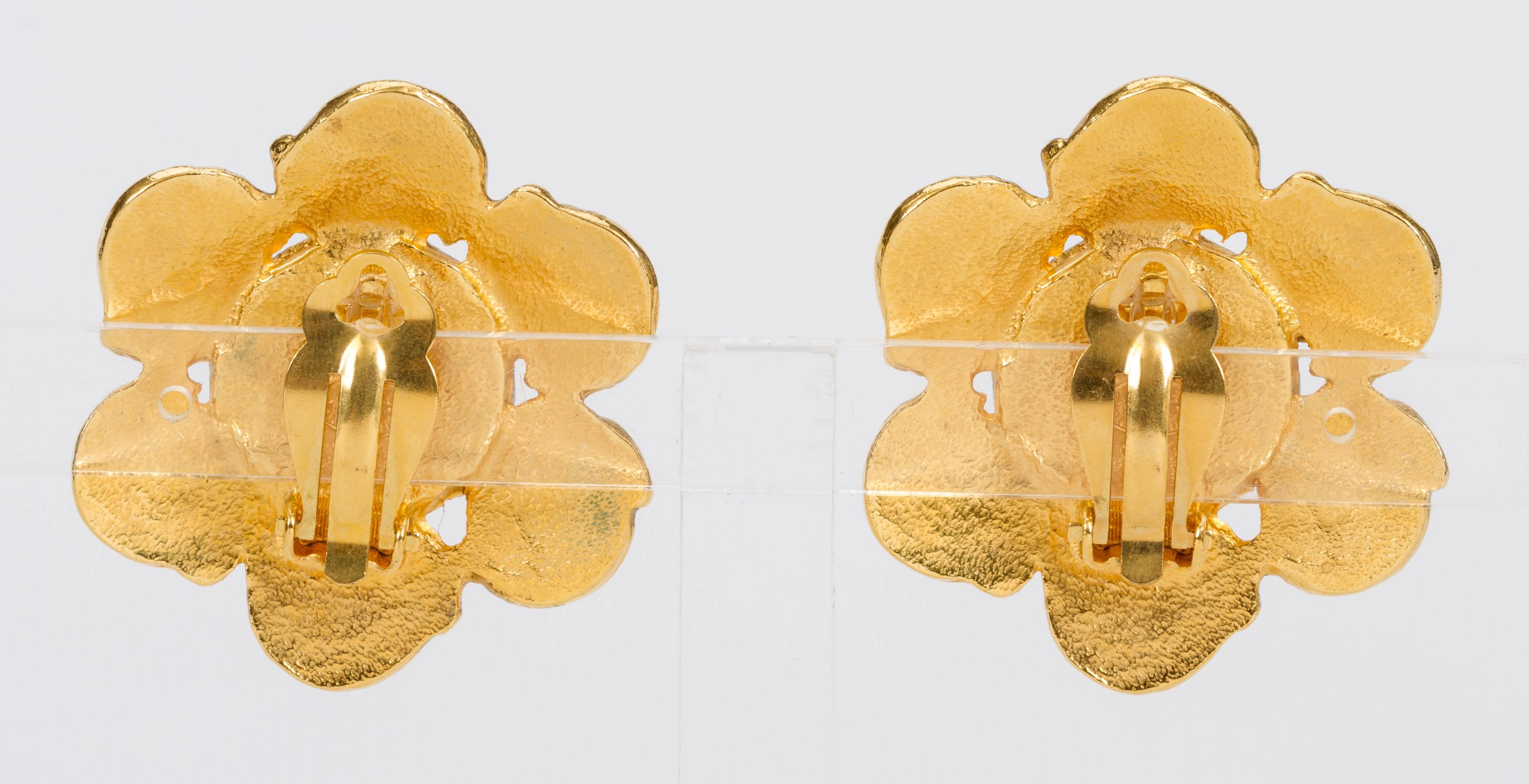 Chanel Gold Flower Pearl Clip Earrings In Good Condition In West Hollywood, CA