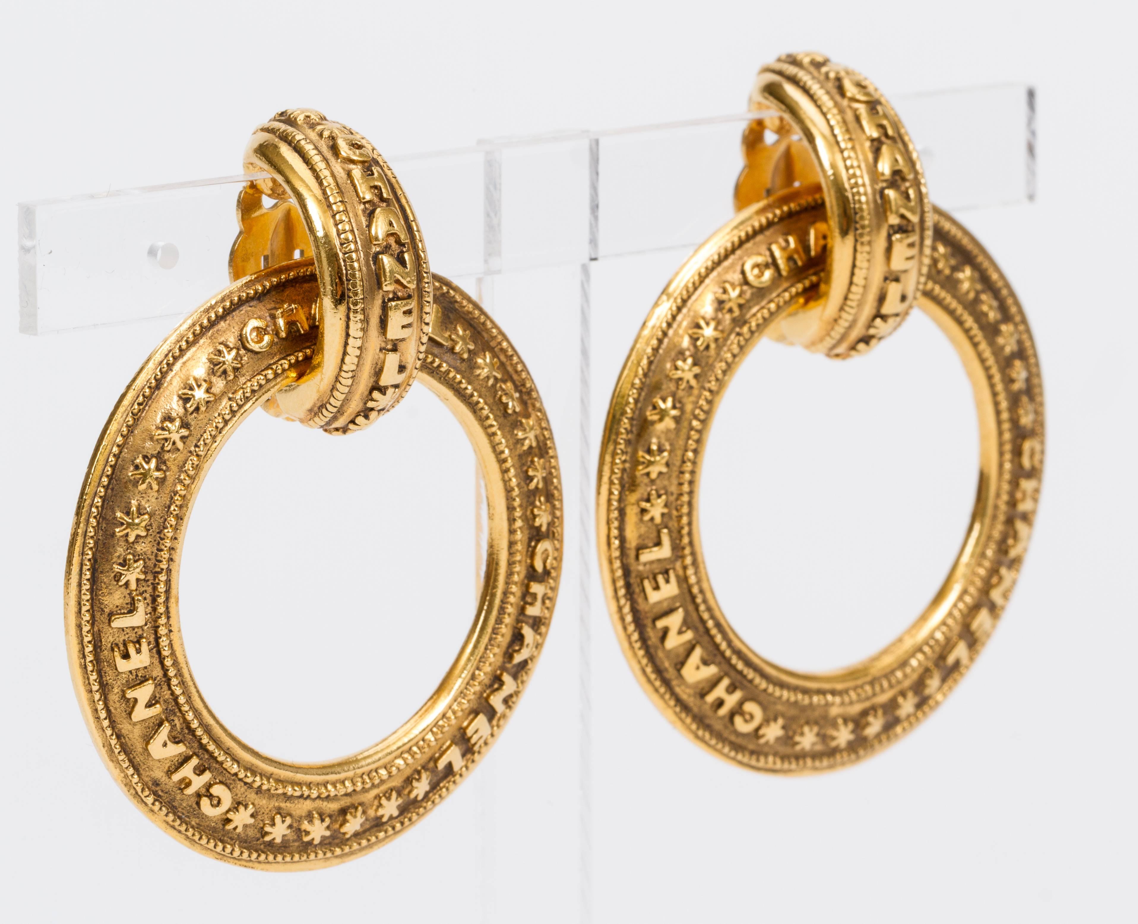 1980s Chanel clip-back earrings with detachable hoops in 18K plated metal. Comes with original box.