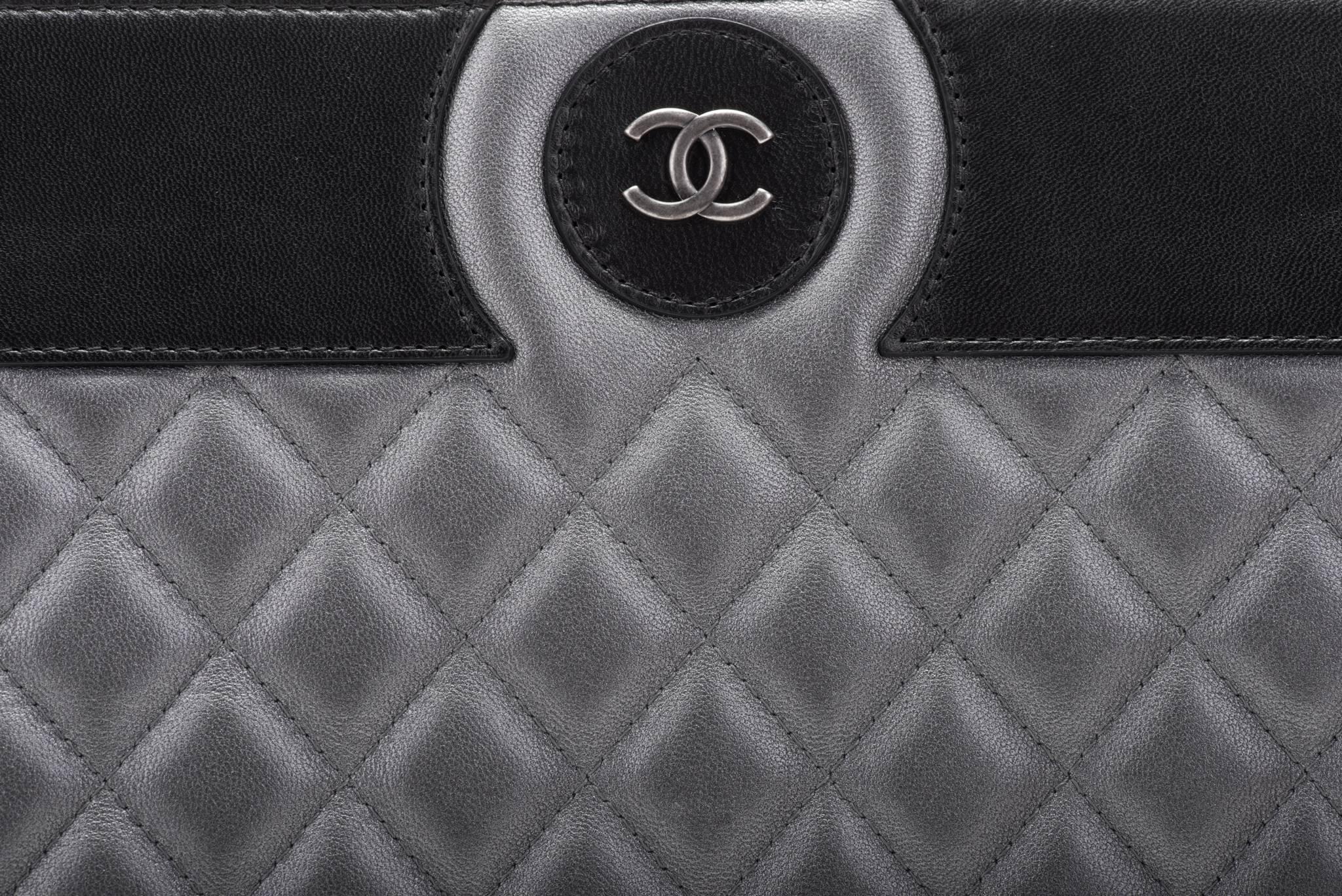 Chanel - Grande pochette noire en étain, état neuf Pour femmes en vente