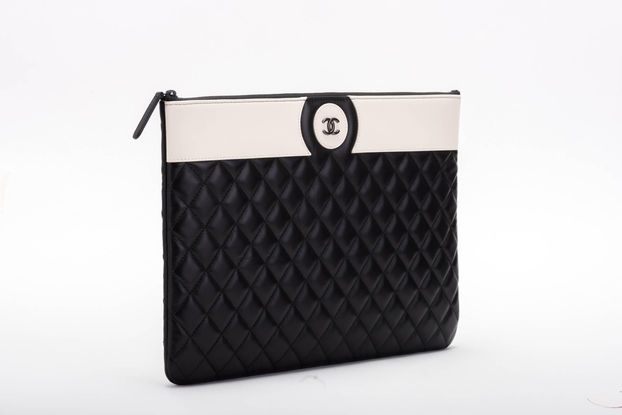 New Chanel Black White Large Clutch Bag In New Condition In West Hollywood, CA