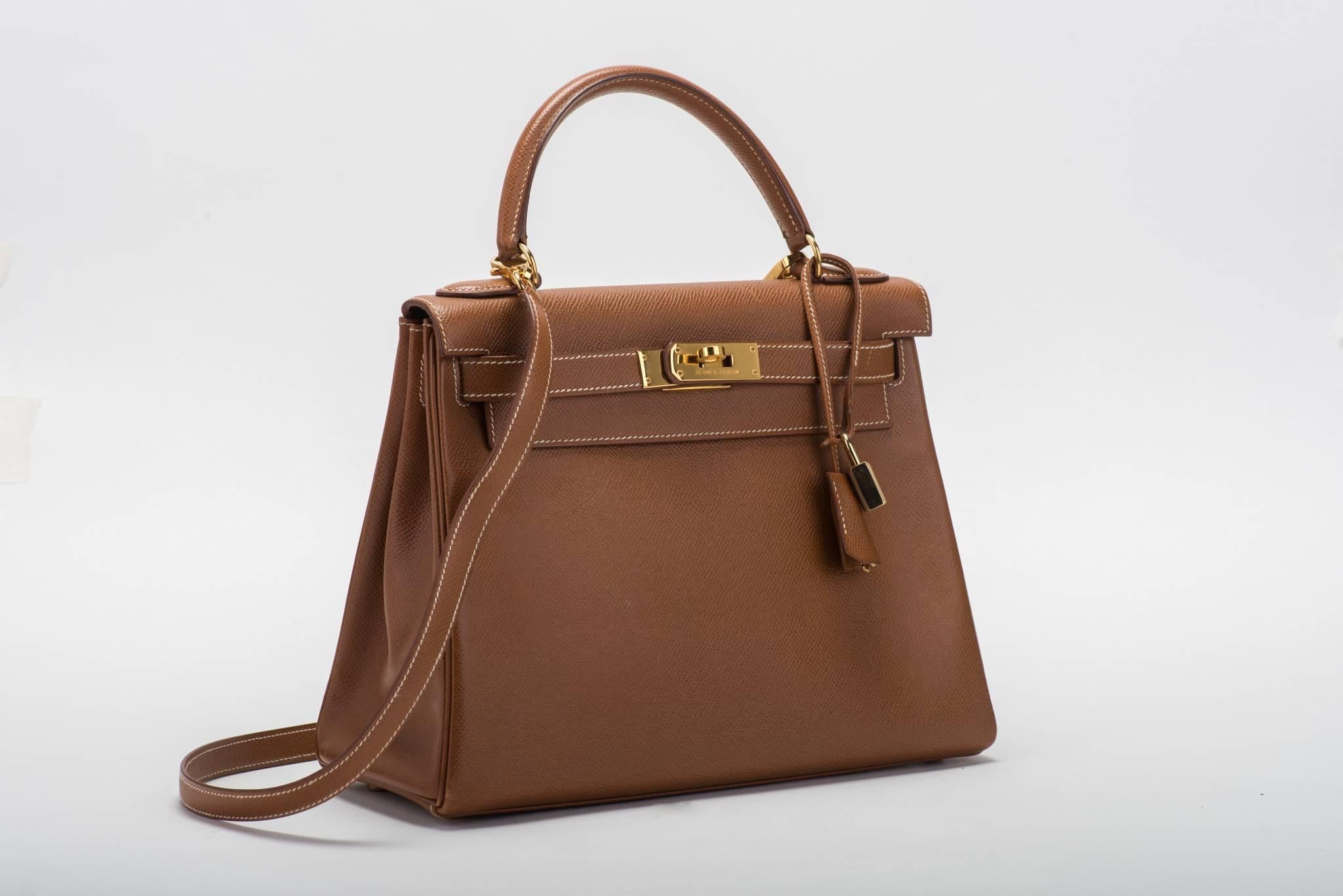 Hermes Kelly retourne 28cm in gold epsom leather and gold tone hardware. Detachable strap. Date stamp 