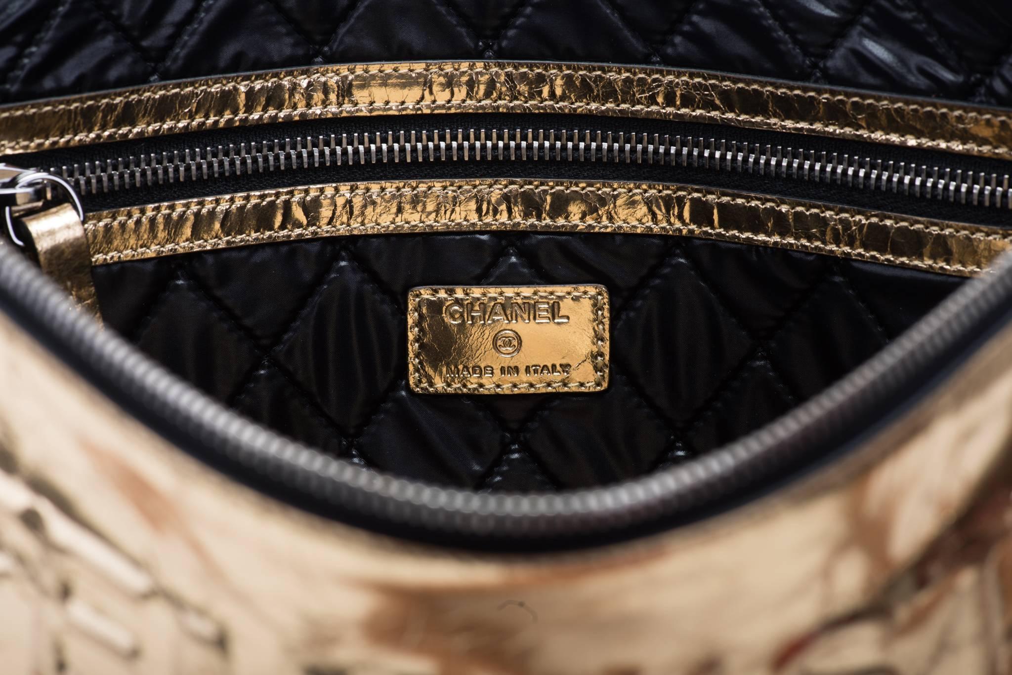 Chanel Oversized Gold Clutch in limitierter Auflage Damen im Angebot