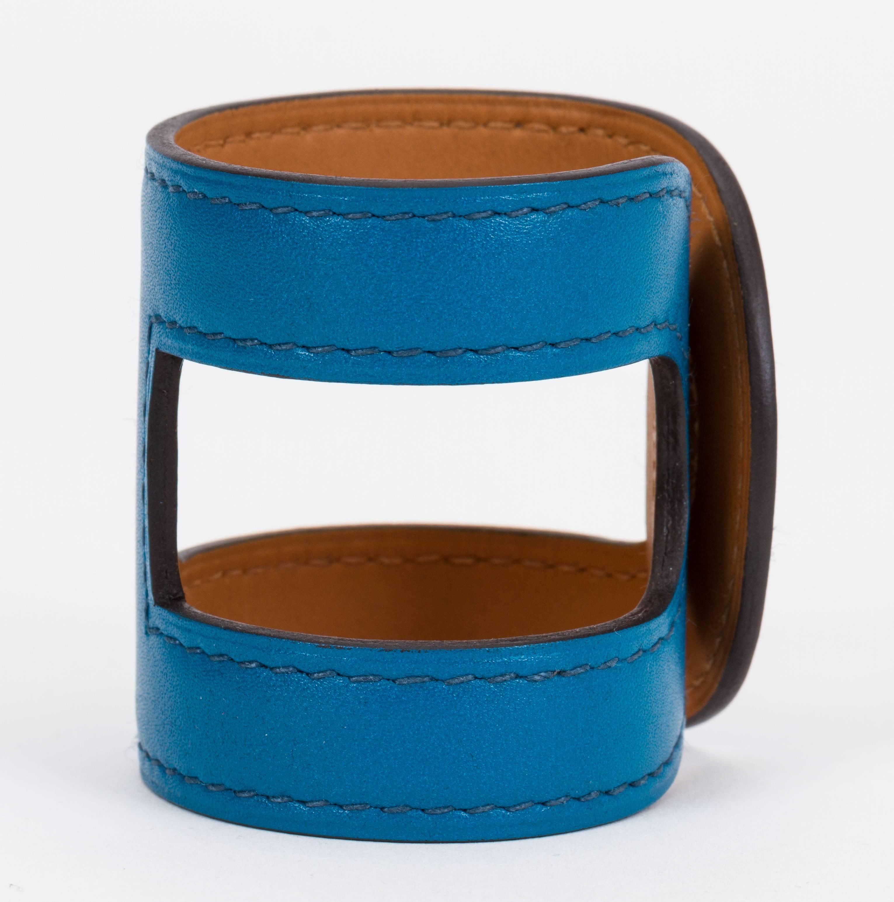Hermès stretch blue izmir leather cuff. Date stamp R for 2014. Bracelet, 2.5