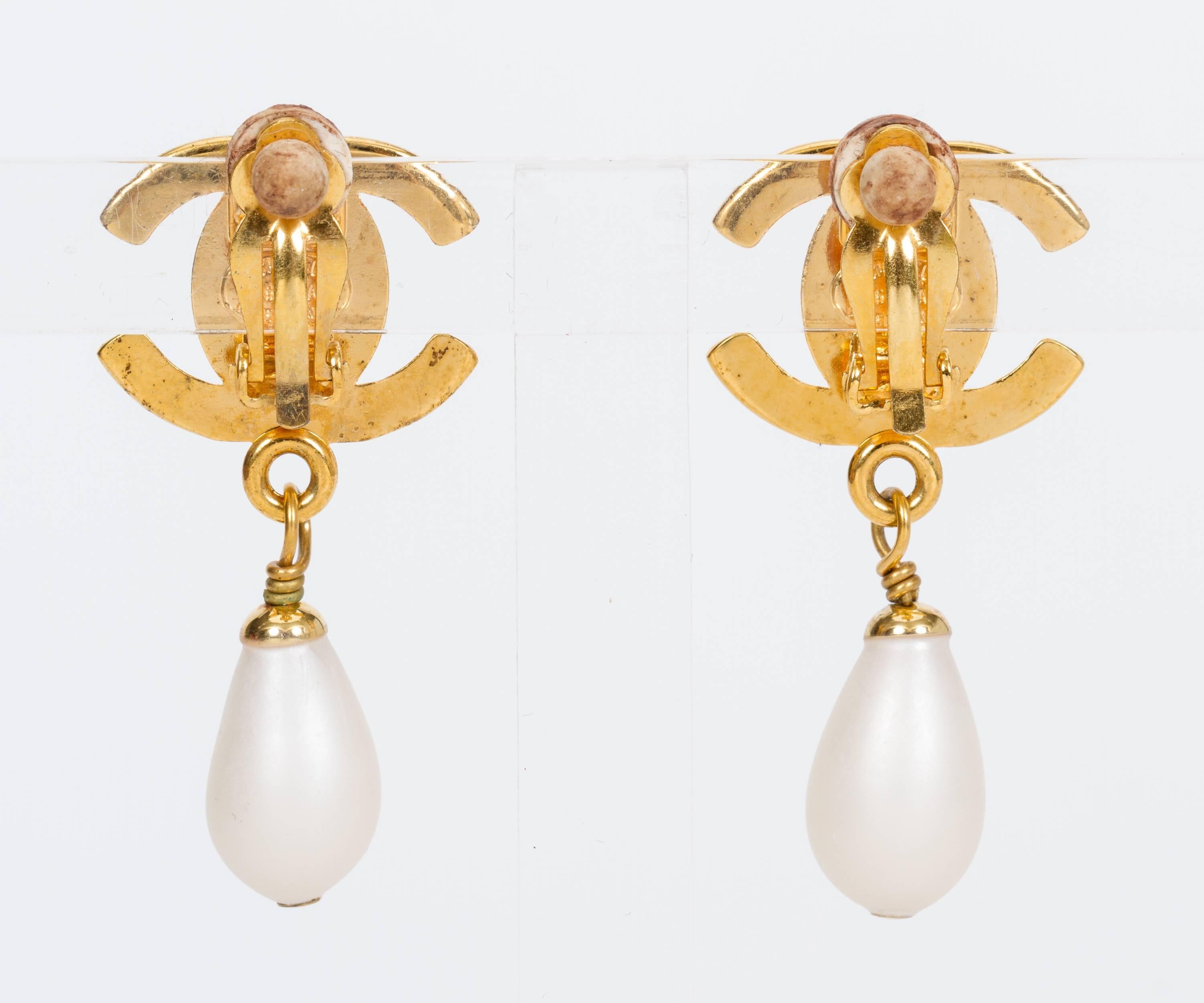 Chanel Pearl Turnlock Clip Earrings In Excellent Condition In West Hollywood, CA