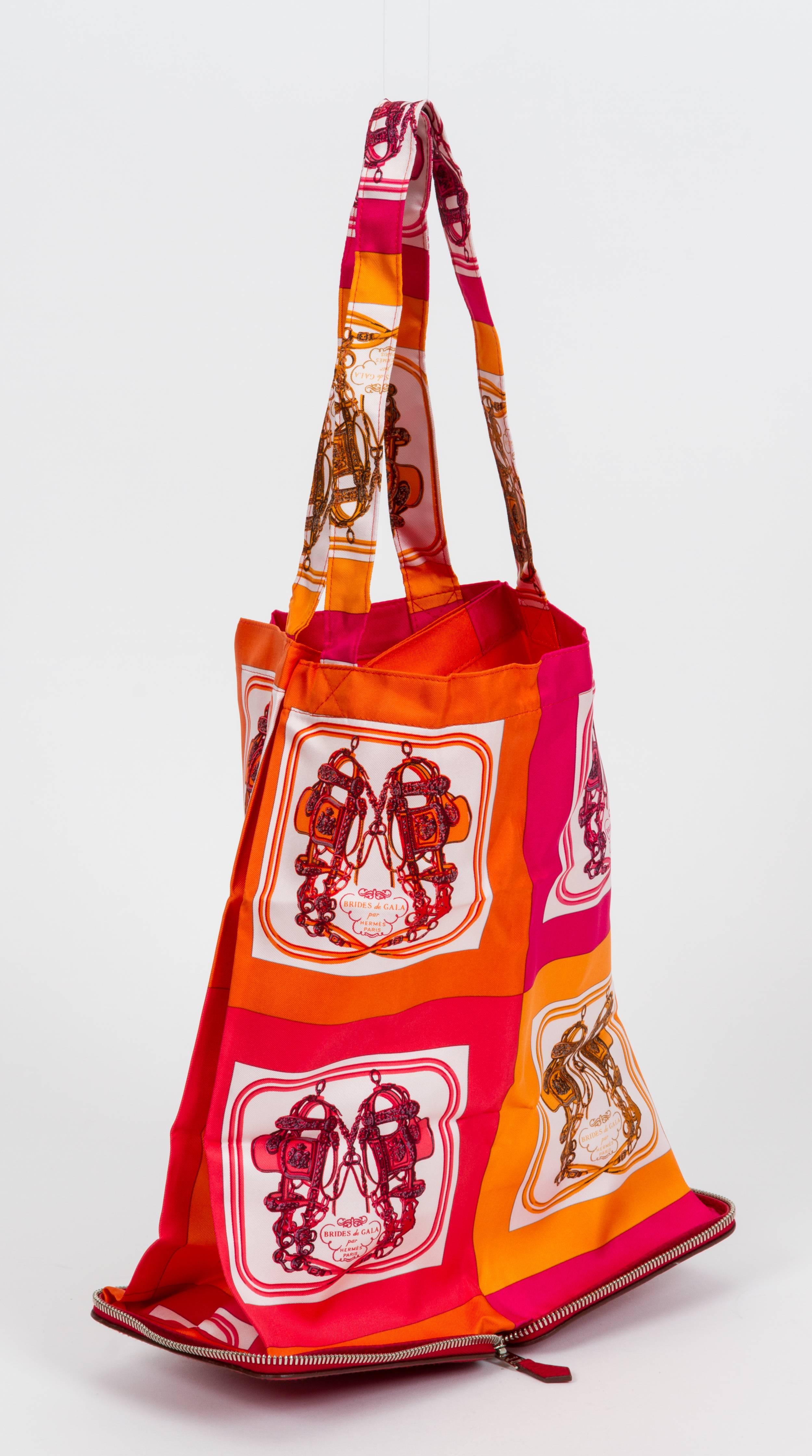 Hermès Falttasche aus rotem Leder und Seide mit verschiedenen Mustern. Ausgezeichneter Zustand. Tasche geschlossen, 5 