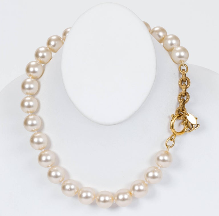 Chanel 80s Mabe Pearl Choker Necklace at 1stDibs | chanel pearl choker ...
