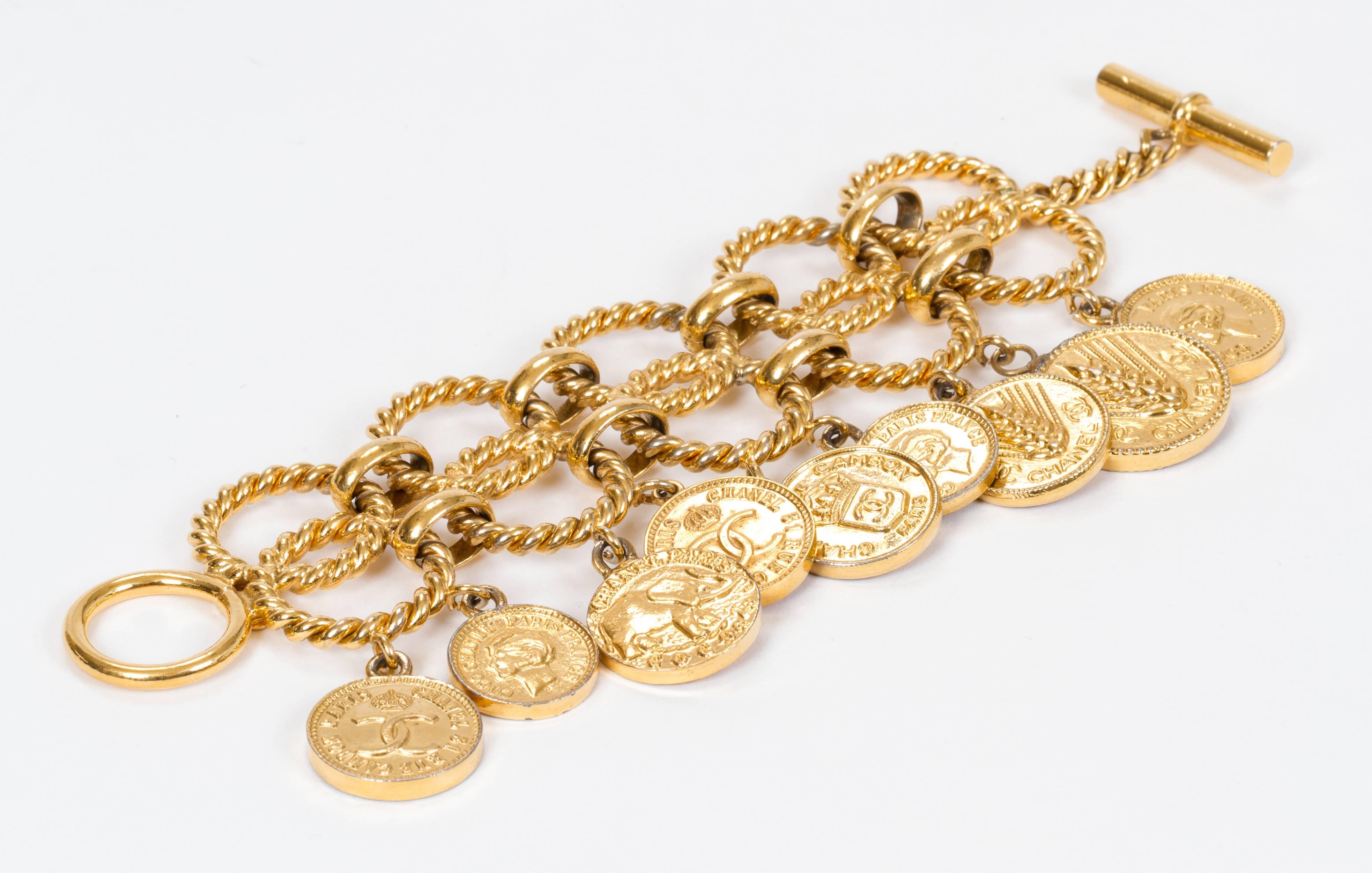Chanel 1980er Rare Goldfarbenes Doppelmünze-Charm-Armband, Chanel im Zustand „Gut“ im Angebot in West Hollywood, CA