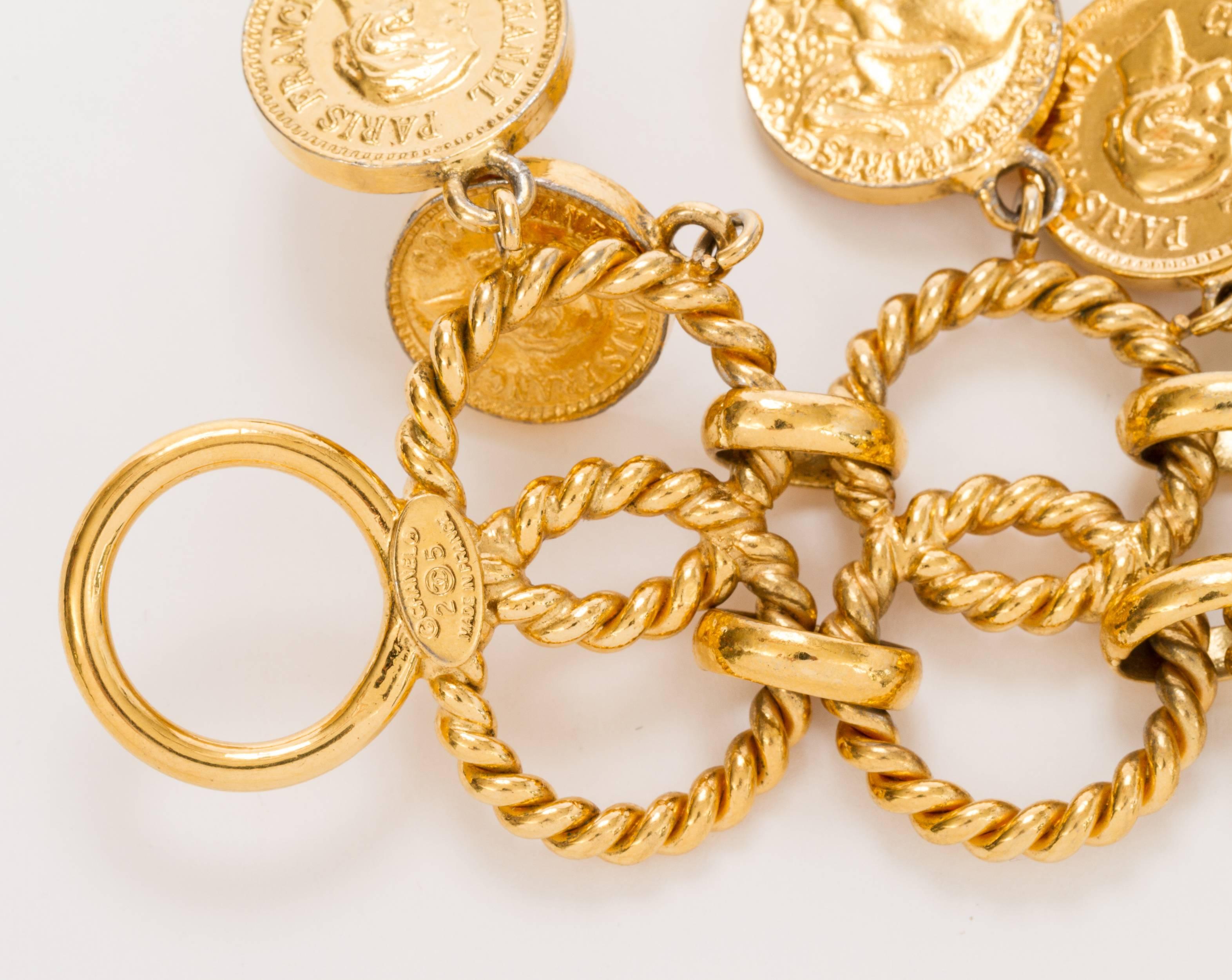 Chanel 1980er Rare Goldfarbenes Doppelmünze-Charm-Armband, Chanel im Angebot 1