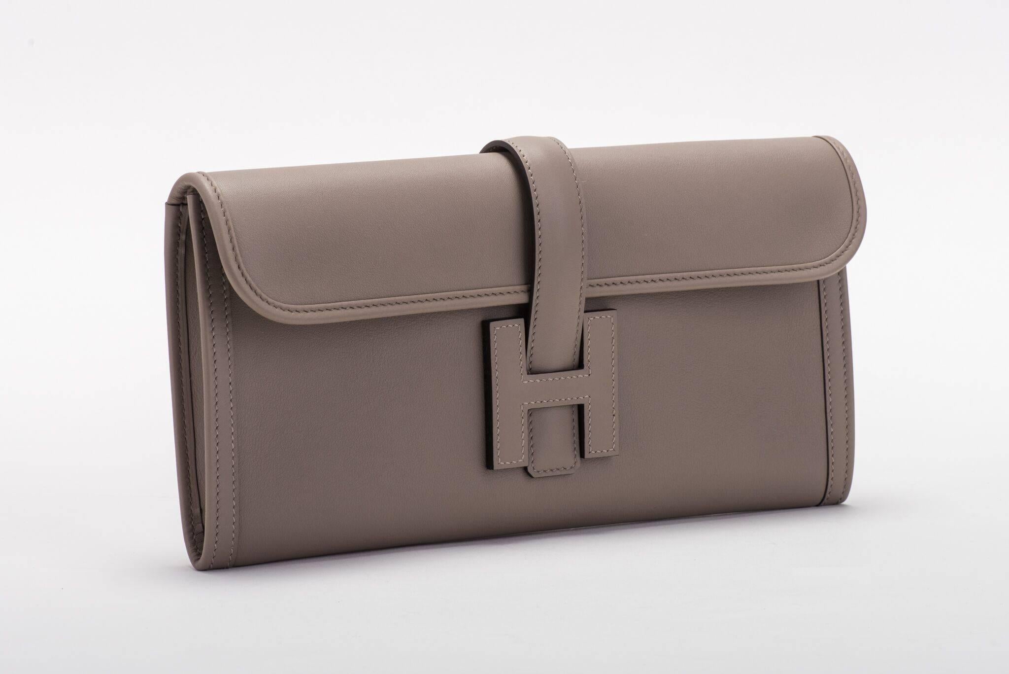 Hermes BNIB jig elan 29cm in brand new color gris asphalt in swift leather. Dated "A" for 2017. Comes with original dust cover, booklet, box , ribbon and shopping bag.