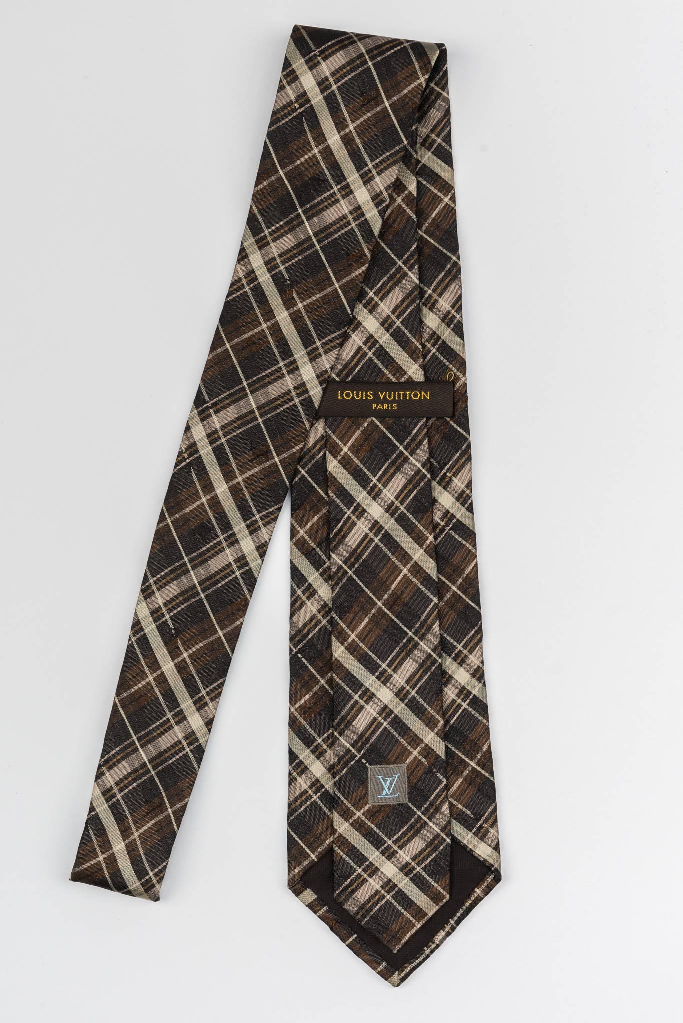 New Louis Vuitton silk brown plaid tie in original packaging. Excellent unworn condition. 
