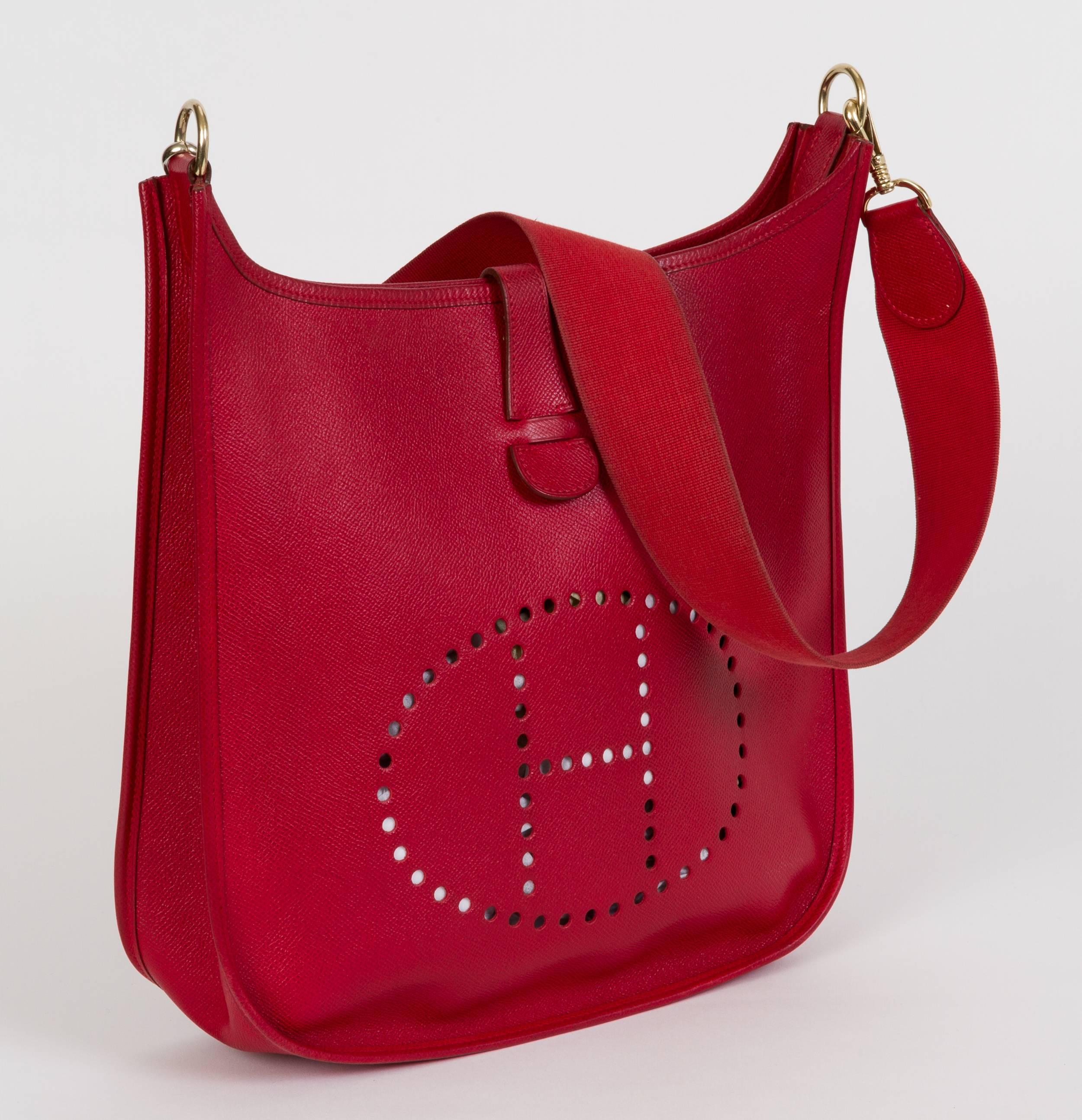 Hermès GM Evelyne bag in rouge vif Epsom leather with goldtone hardware. Shoulder drop, 18