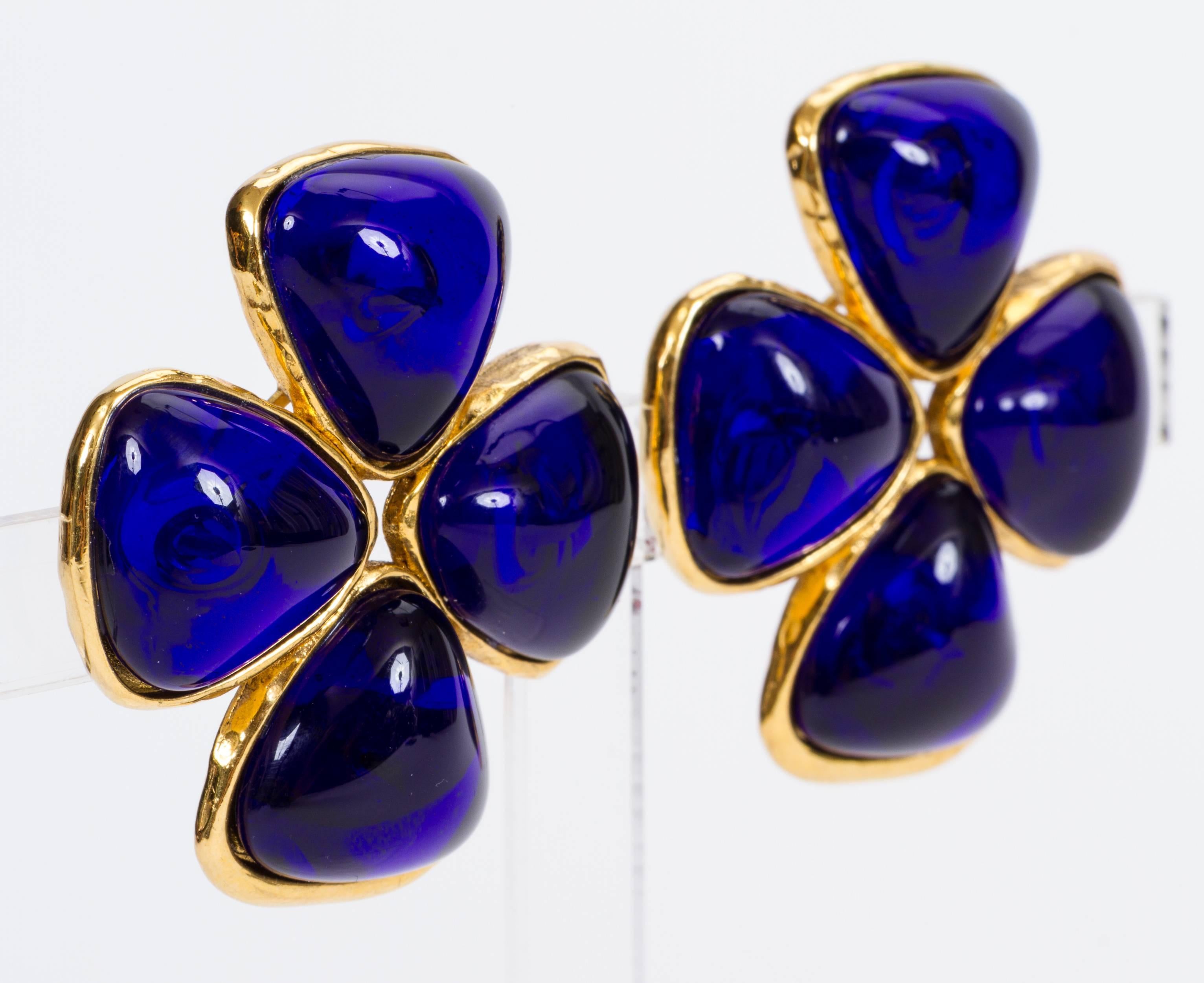 Chanel collection 26 mid 80s blue gripoix clover clip earrings. Excellent condition. Come with original box.