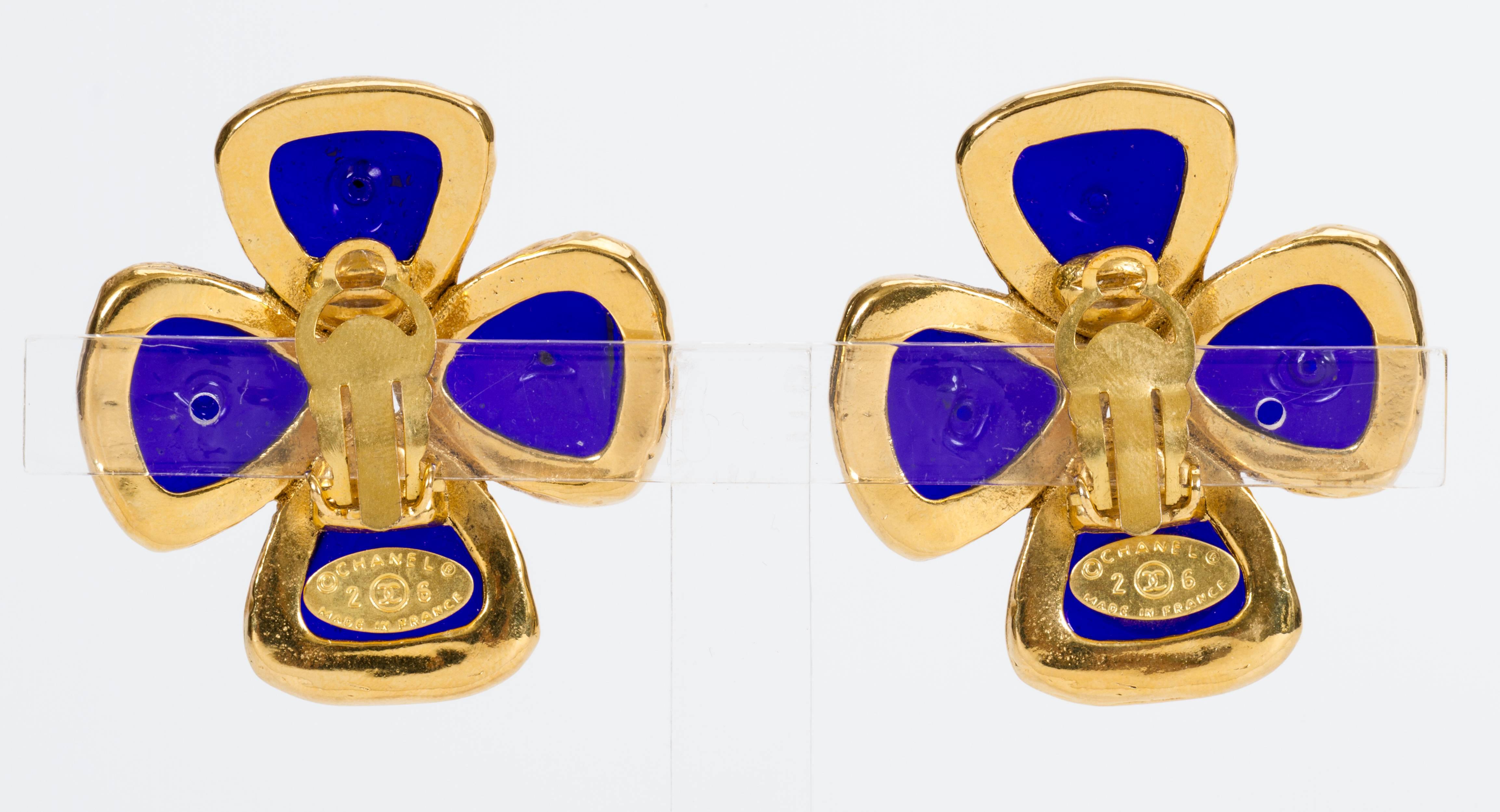 Chanel Blue Gripoix Clover Clip Earrings, 1980s In Excellent Condition In West Hollywood, CA