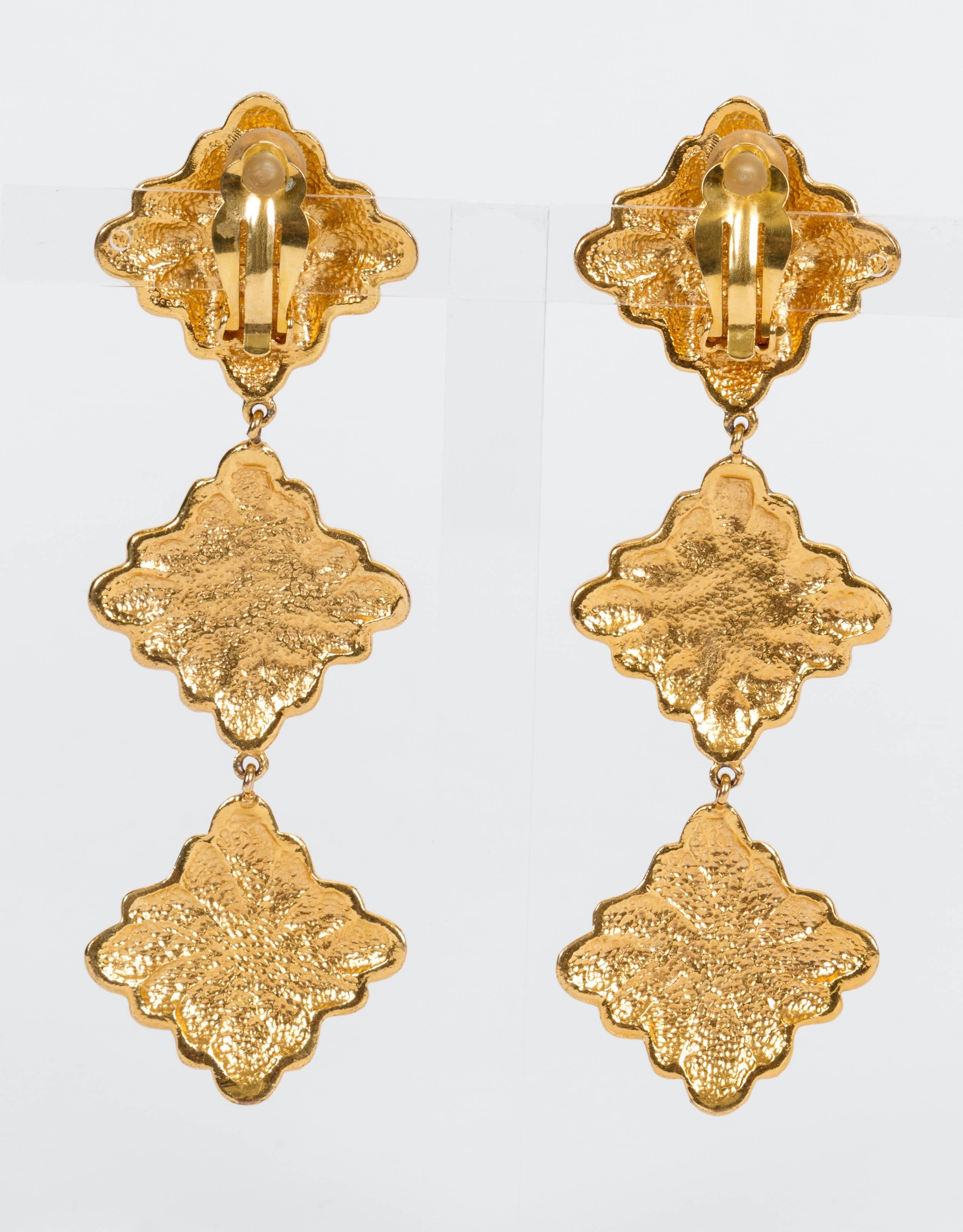 1980's Rare Chanel Green Gripoix Long Drop Earrings In Excellent Condition In West Hollywood, CA