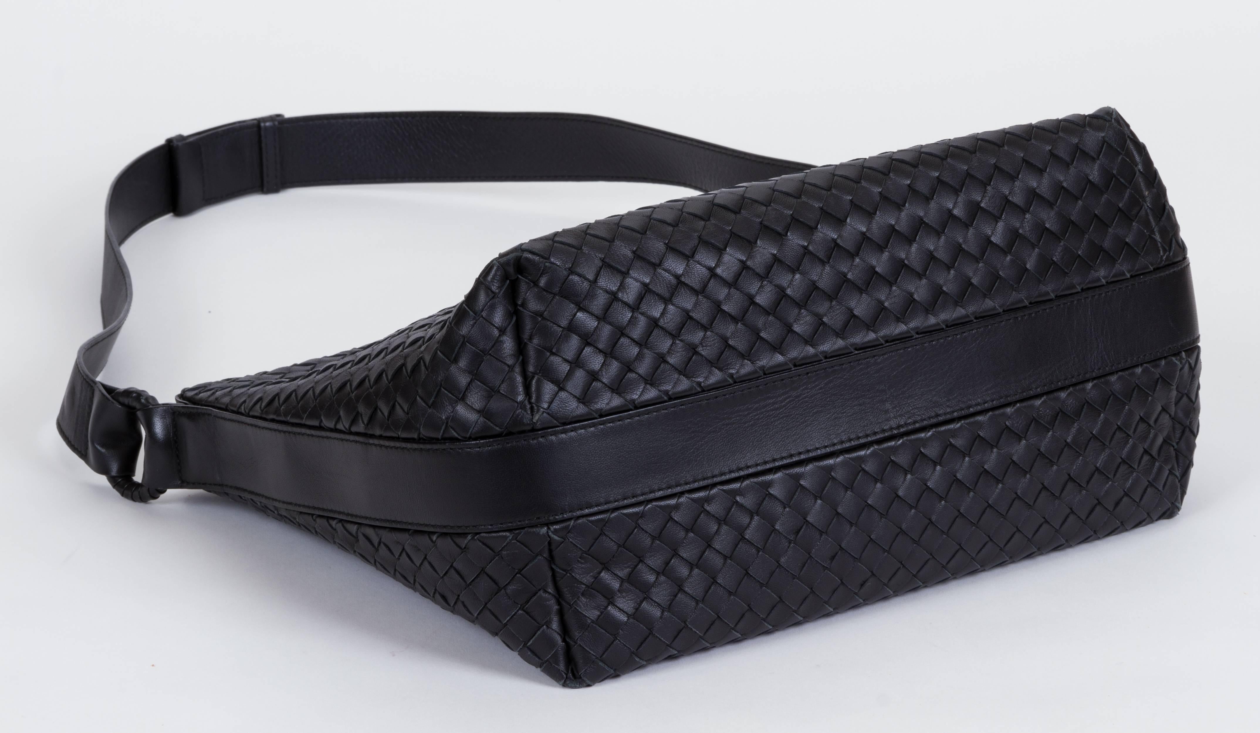 New Bottega Veneta Black Woven Intrecciato Handbag In New Condition In West Hollywood, CA