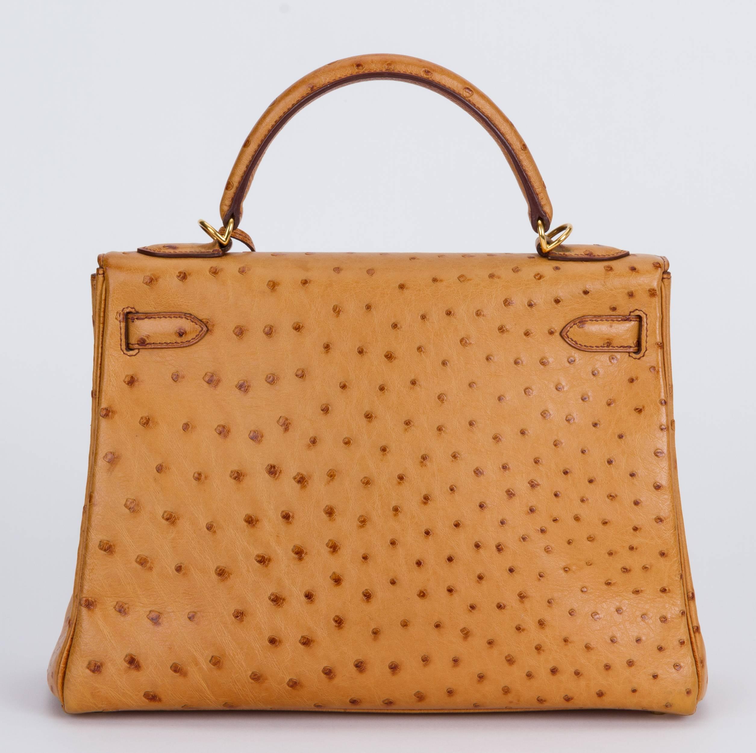 Hermès rare Kelly bag 32 cm return in natural ostrich leather and gold-plated hardware. Blind stamped 