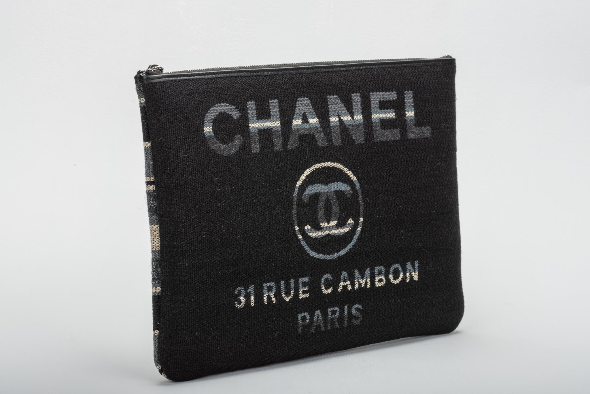 Neu in der Box, Chanel große gestreifte Leinen Clutch. Schwarz, grau und beige. Wird mit Hologramm, Ausweis, Schutzhülle, Schachtel und Band geliefert.