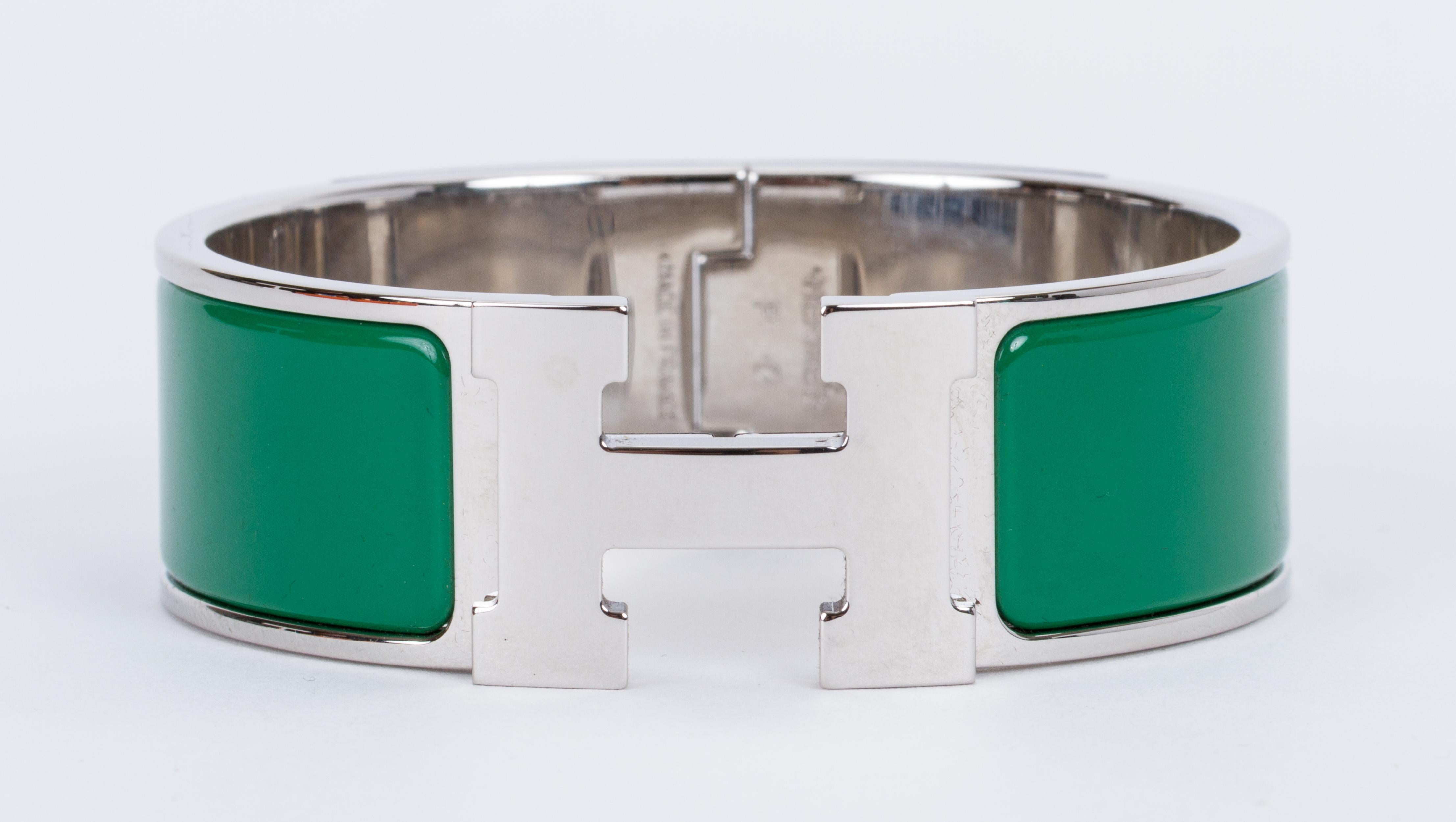 Hermès Clic Clac bracelet in palladium metal and vert sapin enamel. Interior, 6.3