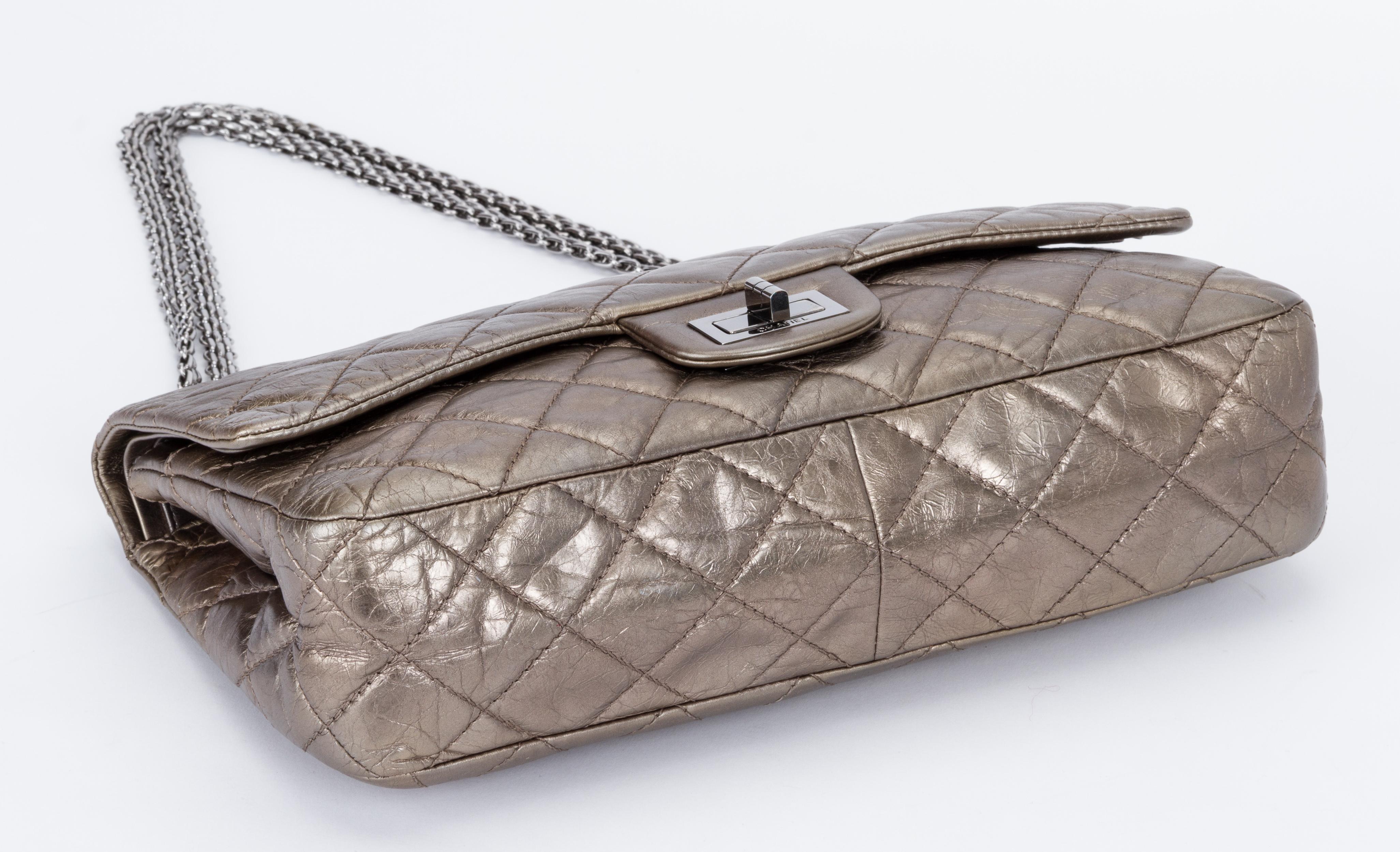 Chanel Bolso Jumbo Solapa Reissue Metalizado Marrón en venta