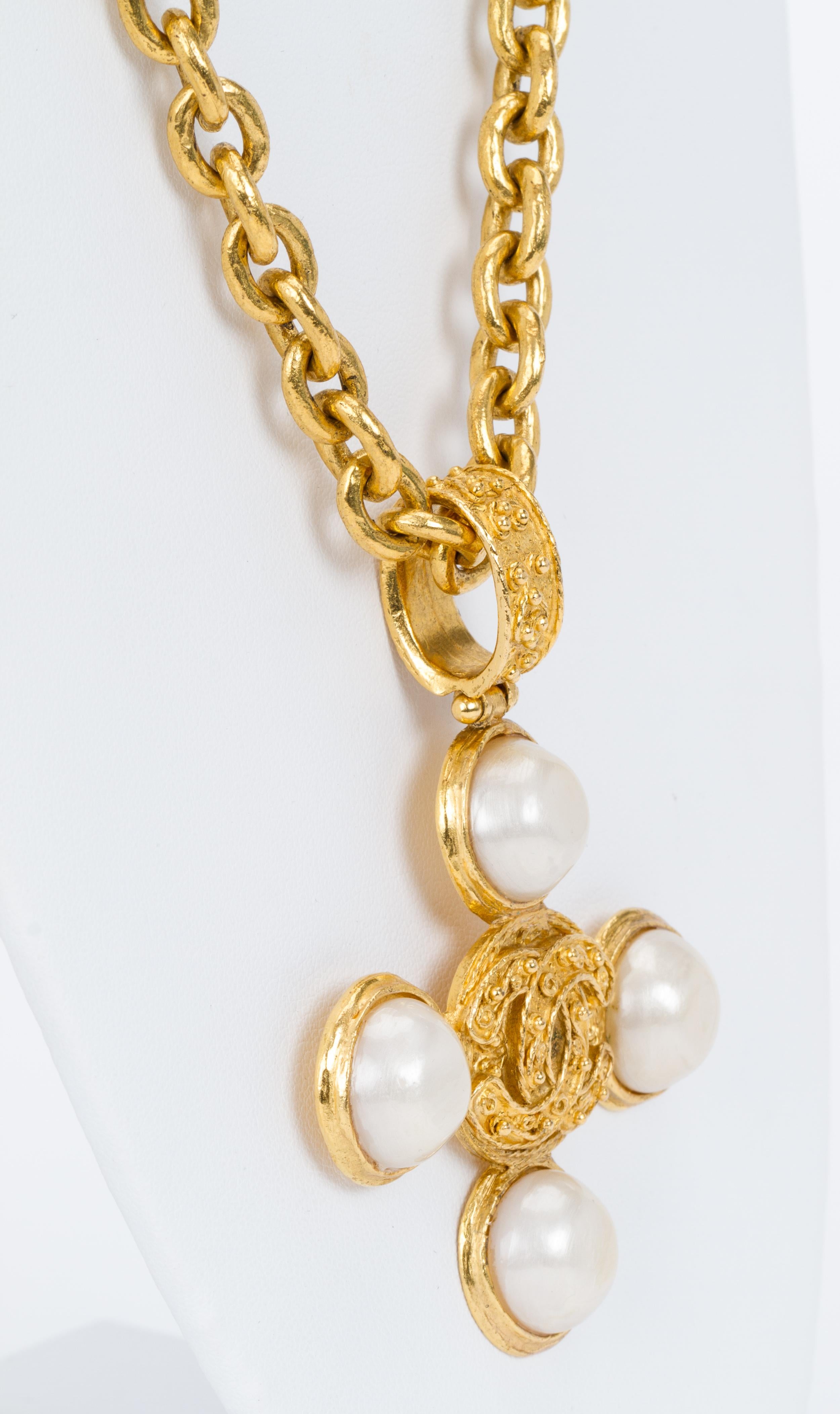 1990's Vintage Chanel Long Pearl Pendant Necklace In Good Condition In West Hollywood, CA