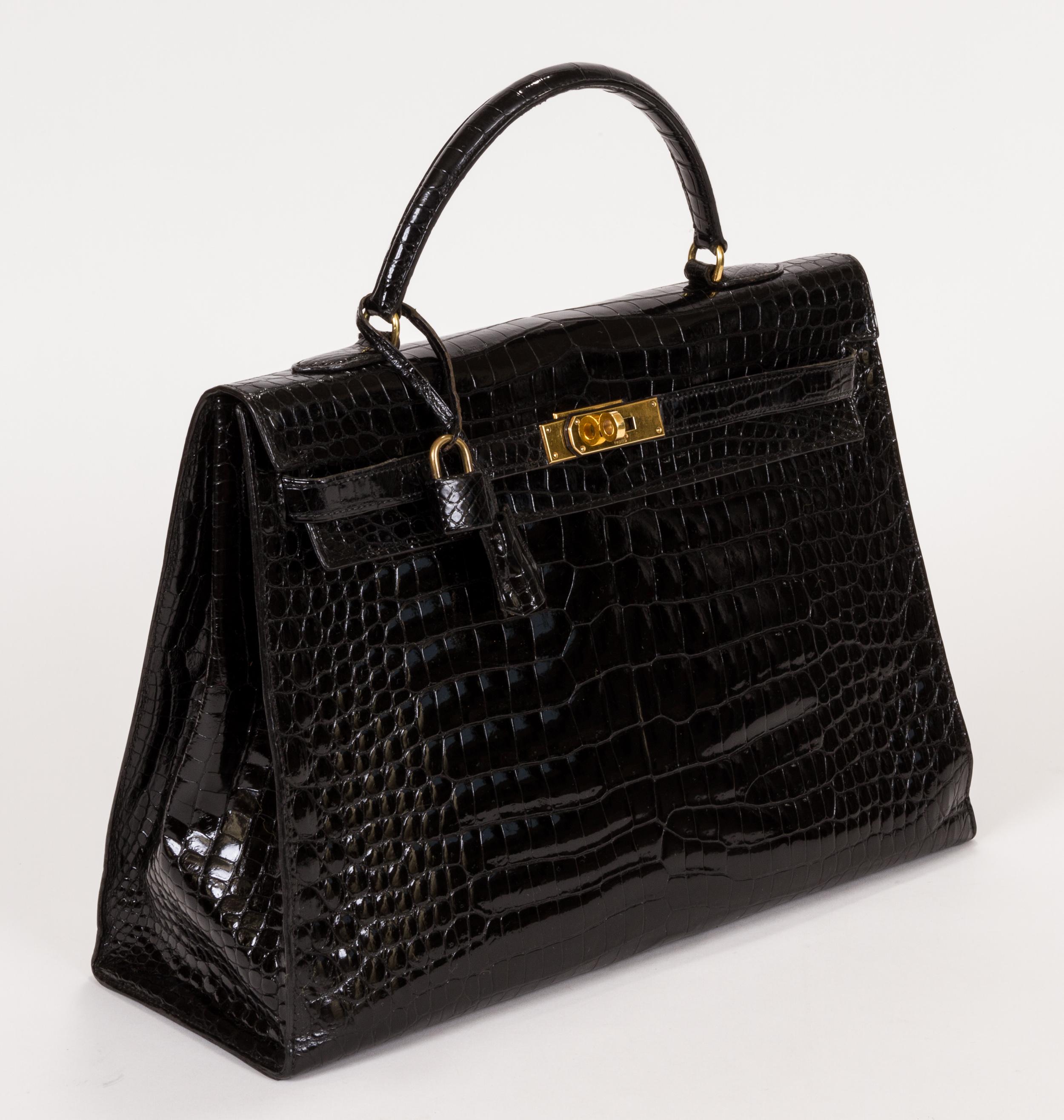 Hermès signature Kelly bag, 35 cm, in black shiny crocodile leather and gold-plated hardware. Blind stamped 