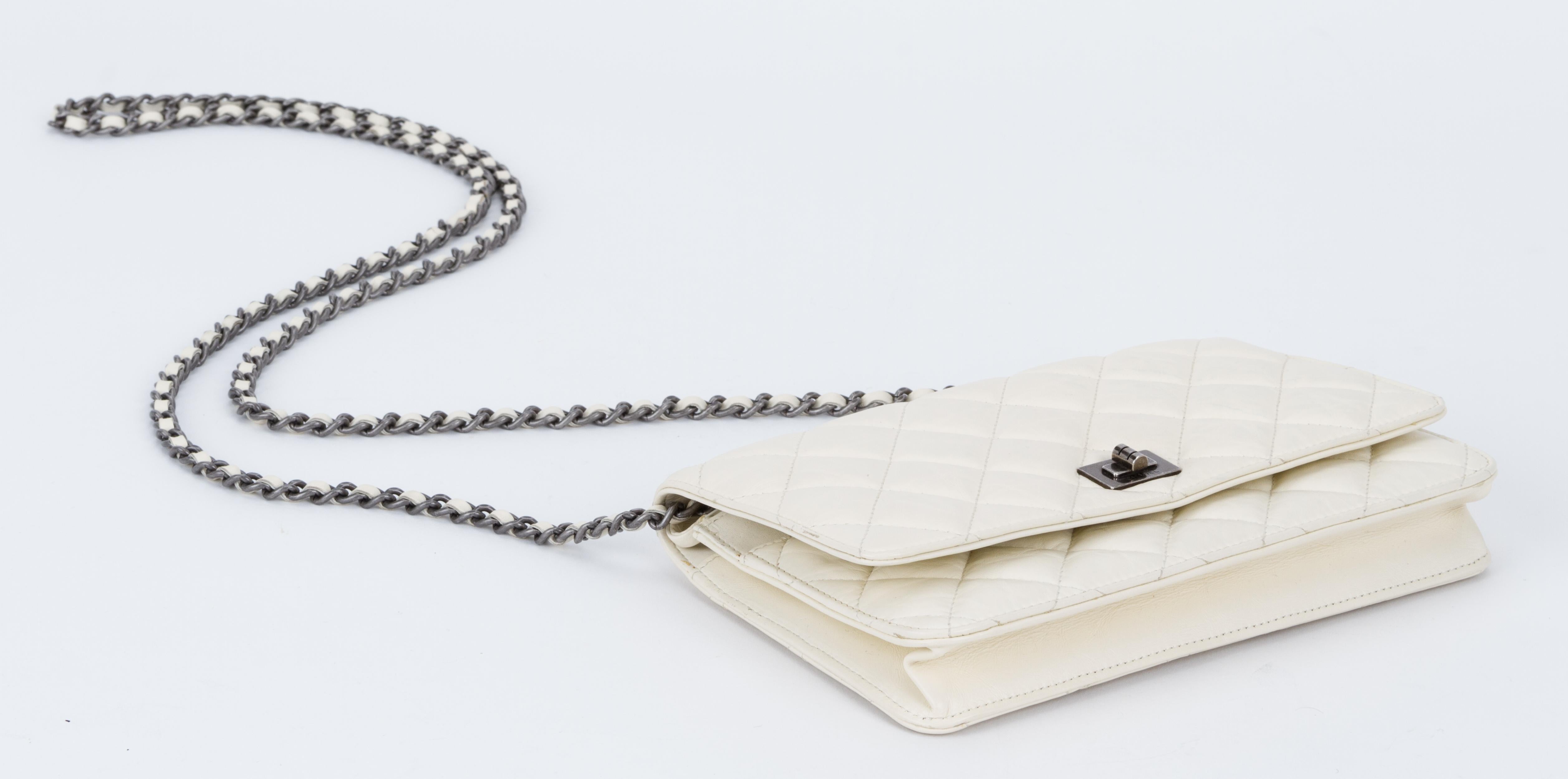 Chanel Reissue White Wallet On A Chain Bag In Good Condition In West Hollywood, CA