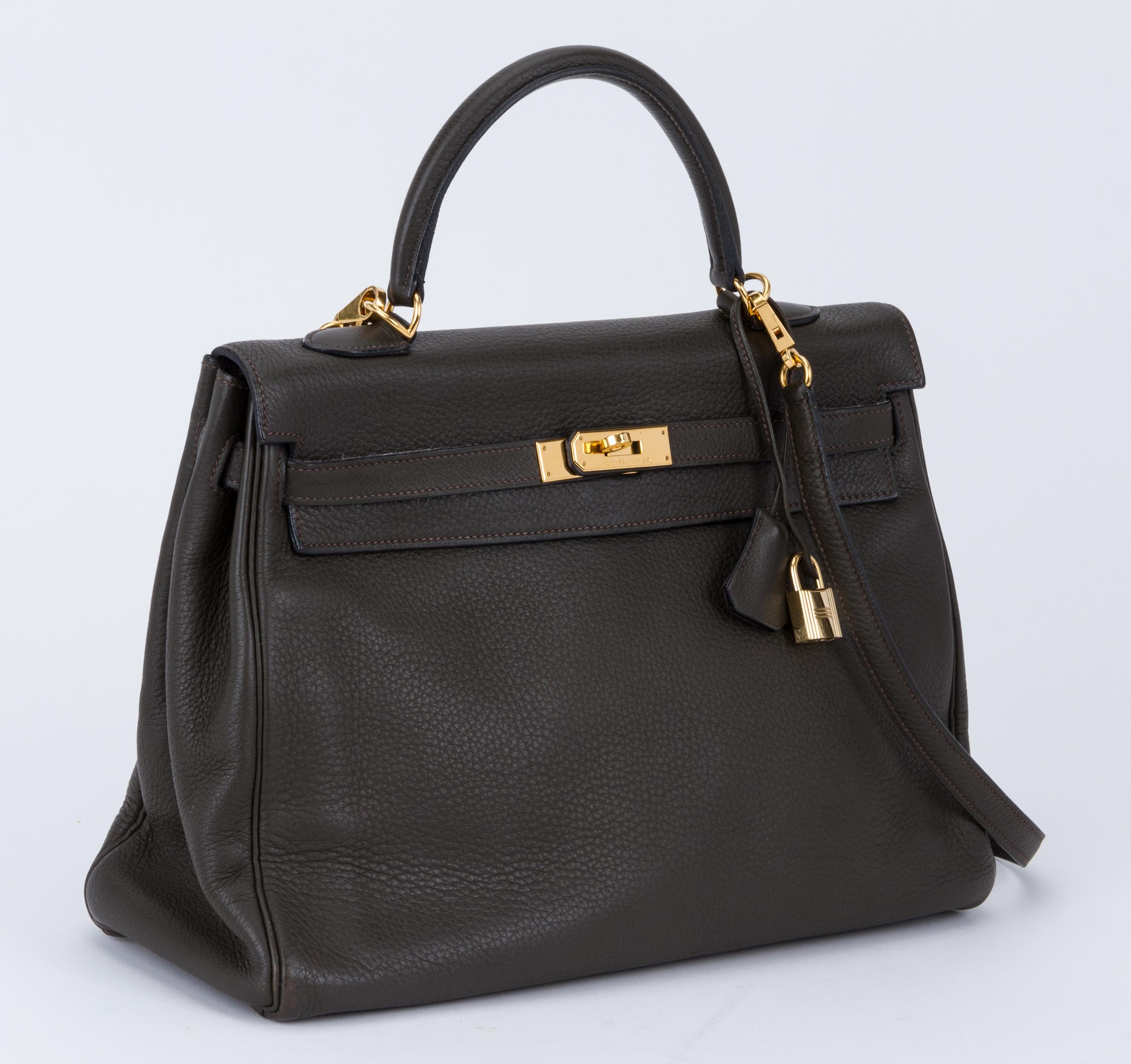 Hermes kelly bag 35 cm retourne in olive green clemence leather and gold tone hardware. Detachable strap, 35