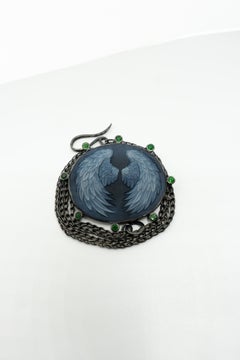 Collar DOBRINNE con camafeo de ágata tallado a mano y tsavoritas