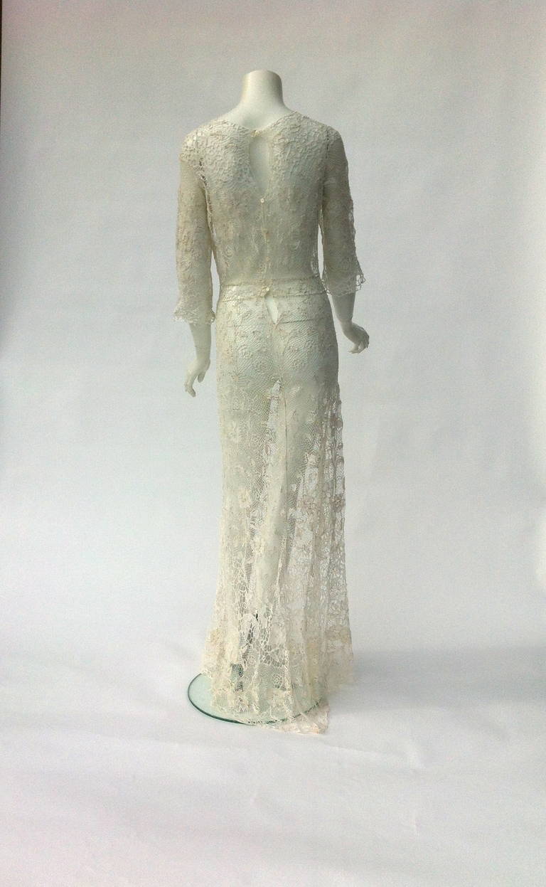 1900s Stunning French hand made irish crochet long dress In Good Condition For Sale In Newark, DE