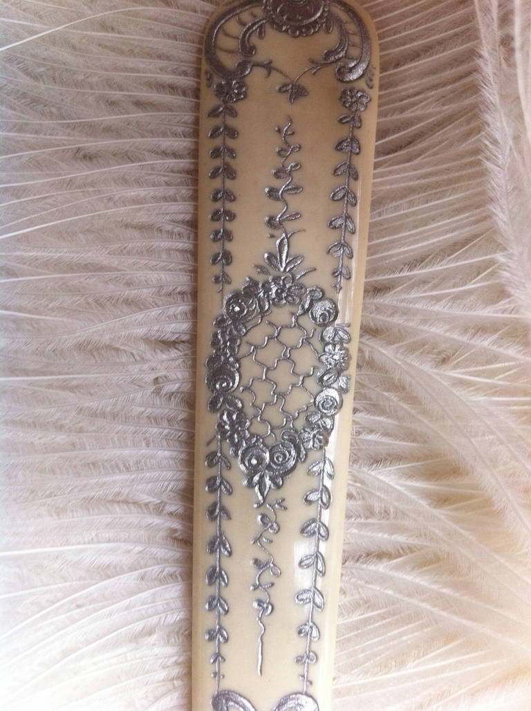1920s Rare and Marvelous extra long white ostrich feather and gala lithe fan For Sale 3