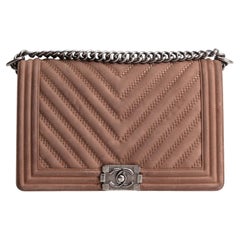 CHANEL Boy-Tasche aus Nubukleder mit Chevron-Steppmuster