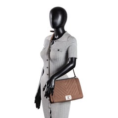 CHANEL Boy-Tasche aus Nubukleder mit Chevron-Steppmuster
